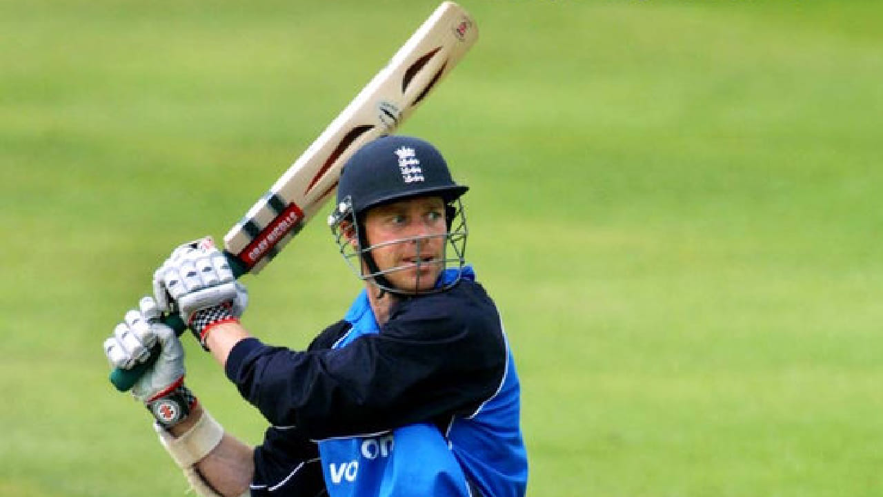 1996 ರಲ್ಲಿ ಇಂಗ್ಲೆಂಡ್ ಪರ ಏಕದಿನ ಕ್ರಿಕೆಟ್ಗೆ ಪಾದಾರ್ಪಣೆ ಮಾಡಿದ್ದ ನೈಕ್ ನೈಟ್ ಮೊದಲ ಮೂರು ಇನಿಂಗ್ಸ್ಗಳ ಮೂಲಕ ಬರೋಬ್ಬರಿ 264 ರನ್ ಬಾರಿಸಿ ವಿಶ್ವ ದಾಖಲೆ ನಿರ್ಮಿಸಿದ್ದರು. ಇದಾದ ಬಳಿಕ ಸೌತ್ ಆಫ್ರಿಕಾದ ಟೆಂಬಾ ಬವುಮಾ ಮೊದಲ ಮೂರು ಇನಿಂಗ್ಸ್ಗಳಿಂದ 259 ರನ್ ಬಾರಿಸಿ ಈ ದಾಖಲೆಯ ಸನಿಹಕ್ಕೆ ತಲುಪಿದ್ದರು.