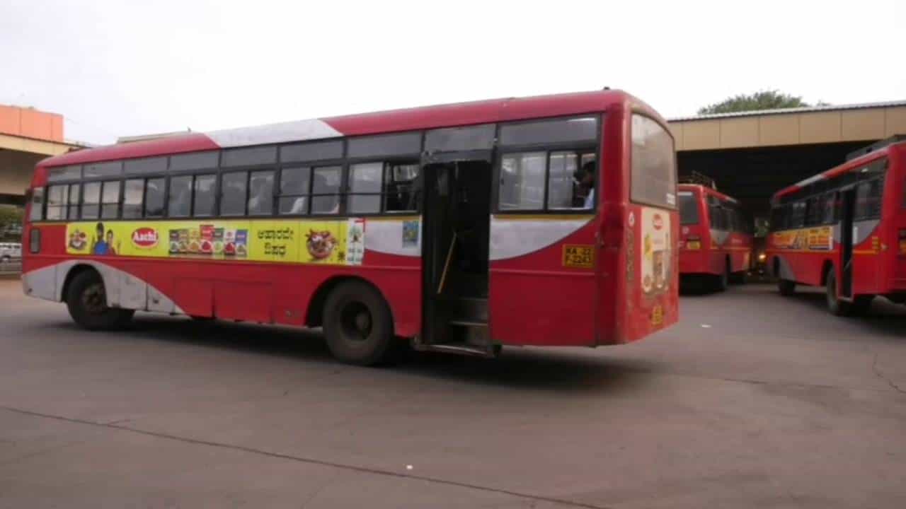 ಹೈಕೋರ್ಟ್ ಛೀಮಾರಿ ಬೆನ್ನಲ್ಲೇ ರಸ್ತೆಗಿಳಿದ ಸಾರಿಗೆ ಬಸ್ಗಳು, ಪ್ರಯಾಣಿಕರು ಖುಷ್ ಹೈಕೋರ್ಟ್ ಛೀಮಾರಿ ಬೆನ್ನಲ್ಲೇ ರಸ್ತೆಗಿಳಿದ ಸಾರಿಗೆ ಬಸ್ಗಳು, ಪ್ರಯಾಣಿಕರು ಖುಷ್