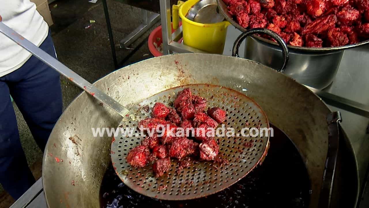 ಬೋಂಡಾ, ಬಜ್ಜಿ, ಕರಿದ ತಿಂಡಿಗಳ ಸವಿಯುವ ಮುನ್ನ ಎಚ್ಚರ: ಬೆಂಗಳೂರಿನ ಬಹುತೇಕ ಕಡೆ ಕಳಪೆ ಅಡುಗೆ ಎಣ್ಣೆ ಬಳಕೆ ಬೋಂಡಾ, ಬಜ್ಜಿ, ಕರಿದ ತಿಂಡಿಗಳ ಸವಿಯುವ ಮುನ್ನ ಎಚ್ಚರ: ಬೆಂಗಳೂರಿನ ಬಹುತೇಕ ಕಡೆ ಕಳಪೆ ಅಡುಗೆ ಎಣ್ಣೆ ಬಳಕೆ