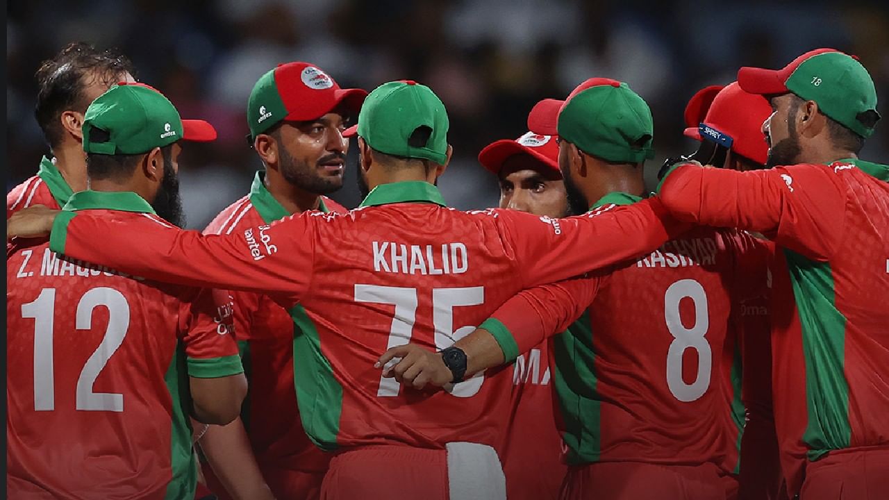 ಒಮಾನ್ ತಂಡ: ಜತೀಂದರ್ ಸಿಂಗ್ ( ನಾಯಕ), ಹಮ್ಮದ್ ಮಿರ್ಝ, ವಿನಾಯಕ್ ಶುಕ್ಲಾ, ಸುಫ್ಯಾನ್ ಯೂಸುಫ್, ಆಶಿಶ್ ಒಡೆಡೆರಾ, ಅಮೀರ್ ಕಲೀಮ್, ಮೊಹಮ್ಮದ್ ನದೀಮ್, ಸುಫ್ಯಾನ್ ಮೆಹಮೂದ್, ಆರ್ಯನ್ ಬಿಷ್ತ್, ಕರಣ್ ಸೋನಾವಾಲೆ, ಝಿಕ್ರಿಯಾ ಇಸ್ಲಾಂ, ಹಸ್ನೇನ್ ಅಲಿ ಶಾ, ಫೈಸಲ್ ಶಾ, ಮೊಹಮ್ಮದ್ ಇಮ್ರಾನ್, ನದೀಮ್ ಖಾನ್, ಶಕೀಲ್ ಅಹ್ಮದ್, ಸಮಯ್ ಶ್ರೀವಾತ್ಸವ.