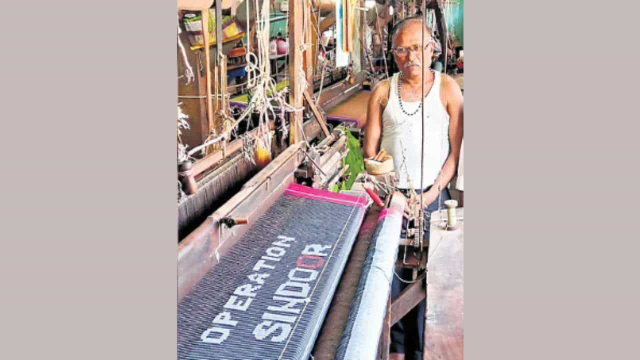 ಸೀರೆಯಲ್ಲಿ 'ಆಪರೇಷನ್ ಸಿಂಧೂರ' ಶೌರ್ಯ ನೇಯ್ದ ಗದಗಿನ ನೇಕಾರ