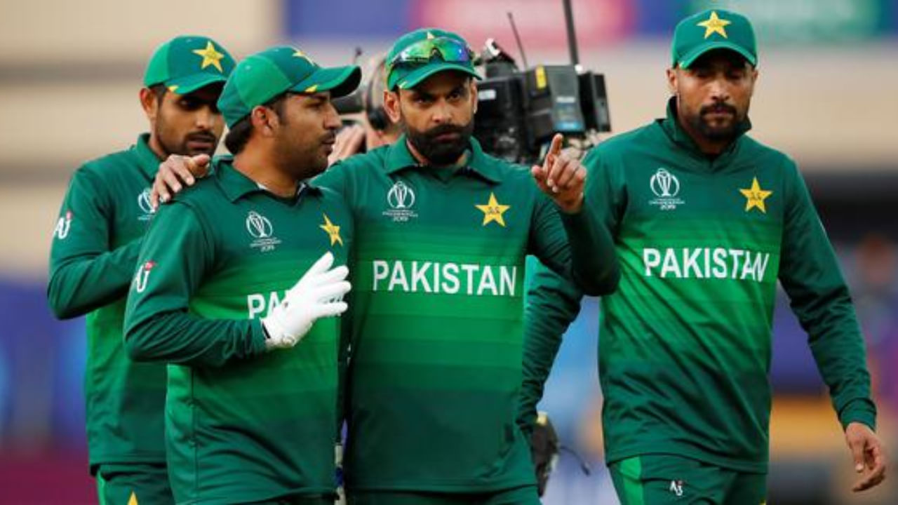 ಸರ್ಫ್ರಾಜ್ ಅಹ್ಮದ್ ನಾಯಕತ್ವದಲ್ಲಿ ಪಾಕಿಸ್ತಾನ ತಂಡವನ್ನು ನಂ. 1 ಟಿ20 ಶ್ರೇಯಾಂಕಕ್ಕೆ ಕರೆದೊಯ್ದಿದ್ದ ಆರ್ಥರ್, ಮೈಕ್ ಹೆಸ್ಸನ್ ನೇತೃತ್ವದಲ್ಲಿ ತಂಡದ ಪ್ರಸ್ತುತ ನಿರ್ವಹಣೆಯು ಹೊಸ ಆಯ್ಕೆಗಳನ್ನು ಹುಡುಕುತ್ತಿರುವುದು ಸರಿಯಾಗಿದೆ. ಹೆಸ್ಸನ್ ಕೋಚಿಂಗ್ ಜವಾಬ್ದಾರಿಯನ್ನು ವಹಿಸಿಕೊಂಡಾಗಿನಿಂದ ಬಾಬರ್ ಮತ್ತು ರಿಜ್ವಾನ್ ಪ್ರತಿಯೊಂದು ತಂಡದಿಂದ ದೂರವಾಗಿದ್ದಾರೆ. ಅವರ ಬದಲಿಗೆ ಸ್ಯಾಮ್ ಅಯೂಬ್, ಫಖರ್ ಜಮಾನ್ ಮತ್ತು ಸಾಹಿಬ್ಜಾದಾ ಫರ್ಹಾನ್ ಅವರಂತಹ ಕಿರಿಯ ಹಾಗೂ ಸ್ಫೋಟಕ ಆರಂಭಿಕರನ್ನು ಆಯ್ಕೆ ಮಾಡಲಾಗಿದೆ ಇದು ಸರಿಯಾದ ನಿರ್ಧಾರ ಎಂದಿದ್ದಾರೆ.