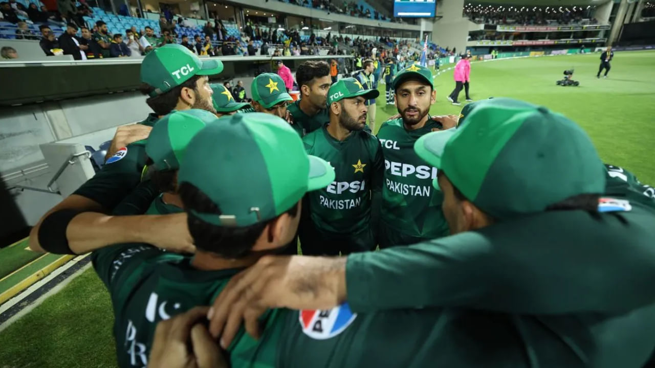 ಪಾಕಿಸ್ತಾನದ ಪೂರ್ಣ ತಂಡ: ಸಲ್ಮಾನ್ ಅಲಿ ಅಘಾ (ನಾಯಕ), ಅಬ್ರಾರ್ ಅಹ್ಮದ್, ಫಹೀಮ್ ಅಶ್ರಫ್, ಫಖರ್ ಜಮಾನ್, ಹ್ಯಾರಿಸ್ ರೌಫ್, ಹಸನ್ ಅಲಿ, ಹಸನ್ ನವಾಜ್, ಹುಸೇನ್ ತಲತ್, ಖುಷ್ದಿಲ್ ಶಾ, ಮೊಹಮ್ಮದ್ ಹ್ಯಾರಿಸ್ (ವಿಕೆಟ್ ಕೀಪರ್), ಮೊಹಮ್ಮದ್ ನವಾಜ್, ಮೊಹಮ್ಮದ್ ವಾಸಿಂ ಜೂನಿಯರ್, ಸಾಹಿಬ್ಜಾದಾ ಫರ್ಹಾನ್, ಸೈಮ್ ಅಯೂಬ್, ಸಲ್ಮಾನ್ ಮಿರ್ಜಾ, ಶಾಹೀನ್ ಶಾ ಆಫ್ರಿದಿ ಮತ್ತು ಸುಫ್ಯಾನ್ ಮೊಕಿಮ್.