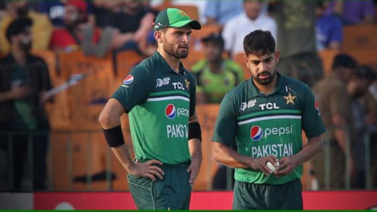 ಪಾಕಿಸ್ತಾನದ ಪೂರ್ಣ ತಂಡ: ಸಲ್ಮಾನ್ ಅಲಿ ಅಘಾ (ನಾಯಕ), ಅಬ್ರಾರ್ ಅಹ್ಮದ್, ಫಹೀಮ್ ಅಶ್ರಫ್, ಫಖರ್ ಜಮಾನ್, ಹ್ಯಾರಿಸ್ ರೌಫ್, ಹಸನ್ ಅಲಿ, ಹಸನ್ ನವಾಜ್, ಹುಸೇನ್ ತಲತ್, ಖುಷ್ದಿಲ್ ಶಾ, ಮೊಹಮ್ಮದ್ ಹ್ಯಾರಿಸ್ (ವಿಕೆಟ್ ಕೀಪರ್), ಮೊಹಮ್ಮದ್ ನವಾಜ್, ಮೊಹಮ್ಮದ್ ವಾಸಿಂ ಜೂನಿಯರ್, ಸಾಹಿಬ್ಜಾದಾ ಫರ್ಹಾನ್, ಸೈಮ್ ಅಯೂಬ್, ಸಲ್ಮಾನ್ ಮಿರ್ಜಾ, ಶಾಹೀನ್ ಶಾ ಆಫ್ರಿದಿ ಮತ್ತು ಸುಫ್ಯಾನ್ ಮೊಕಿಮ್.