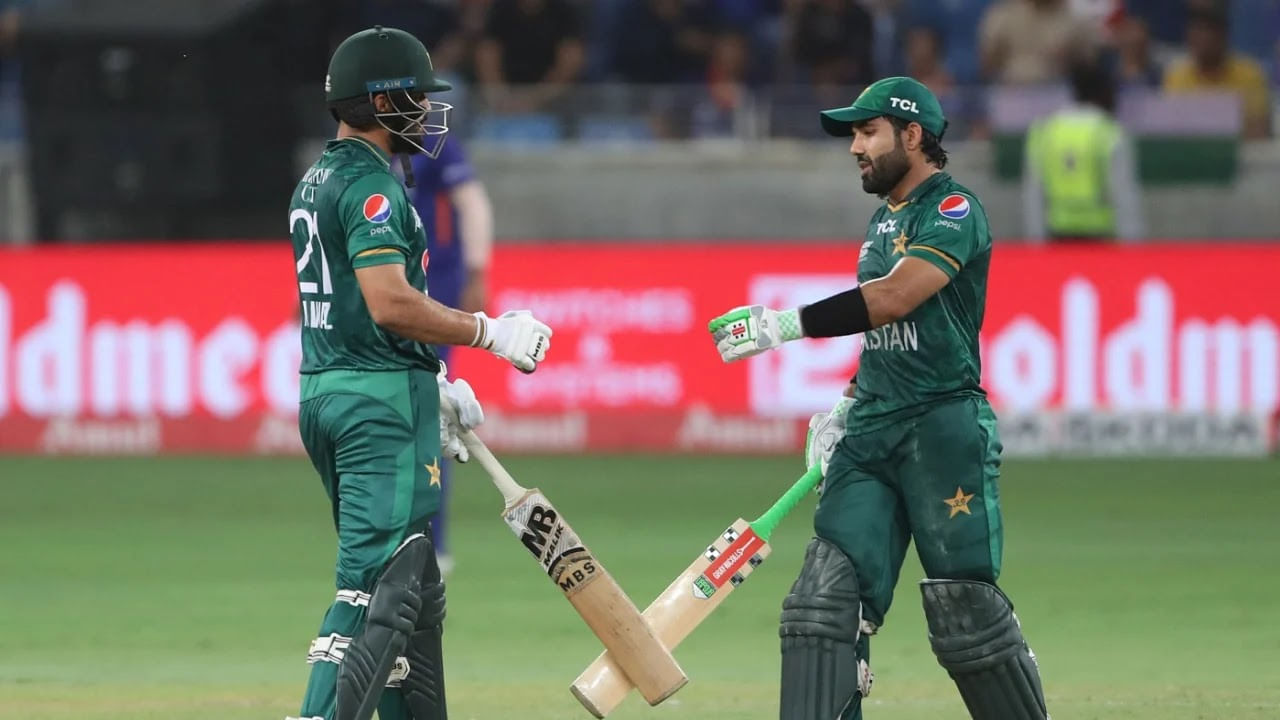 ಟೀಂ ಇಂಡಿಯಾವನ್ನು ಹೊರತುಪಡಿಸಿ ಪಾಕಿಸ್ತಾನ ಈ ಪಟ್ಟಿಯಲ್ಲಿ ಎರಡನೇ ಸ್ಥಾನದಲ್ಲಿದ್ದು, 2022 ರಲ್ಲಿ ಹಾಂಗ್ ಕಾಂಗ್ ವಿರುದ್ಧದ ಶಾರ್ಜಾದಲ್ಲಿ ನಡೆದಿದ್ದ ಪಂದ್ಯದಲ್ಲಿ ಪಾಕ್ ತಂಡ ಎರಡು ವಿಕೆಟ್ ನಷ್ಟಕ್ಕೆ 193 ರನ್ ಕಲೆಹಾಕಿತ್ತು.