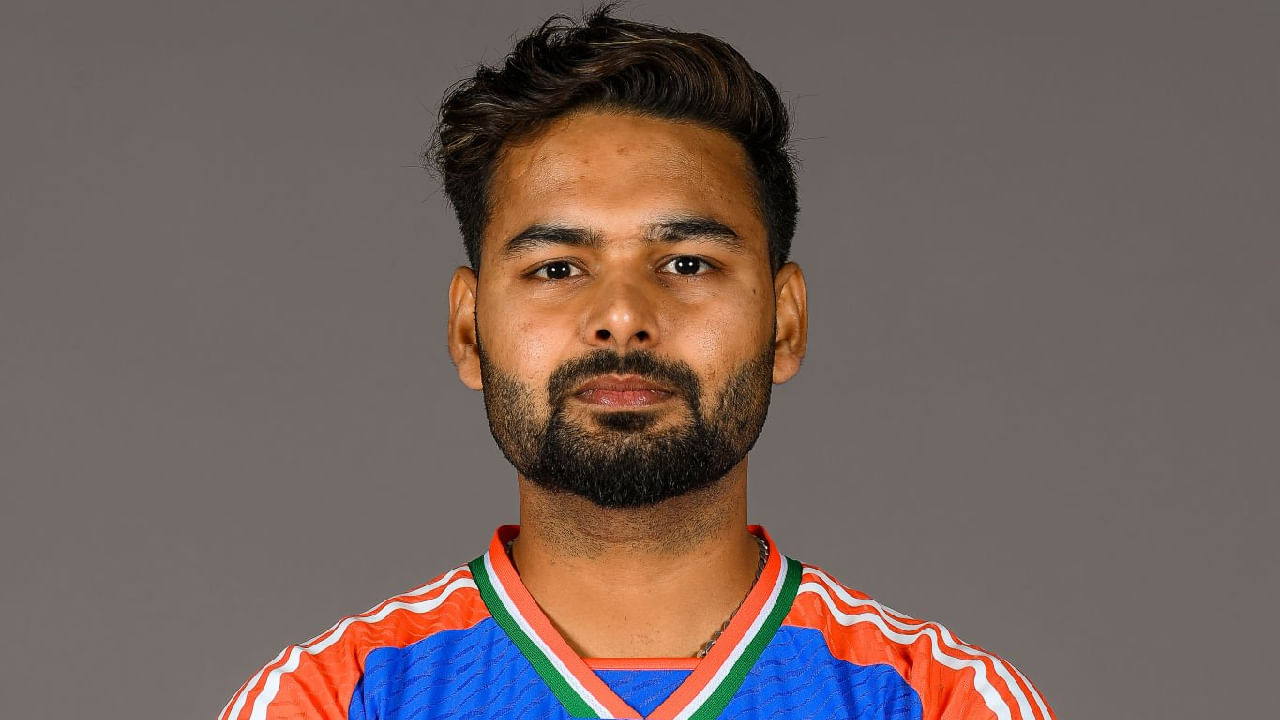 ರಿಷಭ್ ಪಂತ್: ಇಂಗ್ಲೆಂಡ್ ವಿರುದ್ದದ ಟೆಸ್ಟ್​ ಪಂದ್ಯದ ವೇಳೆ ಗಾಯಗೊಂಡಿರುವ ರಿಷಭ್ ಪಂತ್ ಅವರನ್ನು ಸಹ ಏಷ್ಯಾಕಪ್​ನಿಂದ ಹೊರಗಿಡಲು ಬಿಸಿಸಿಐ ಚಿಂತಿಸಿದೆ. ಪಂತ್ ಸಂಪೂರ್ಣ ಫಿಟ್​ನೆಸ್​ನೊಂದಿಗೆ ಮರಳಲು ಸಮಯವಕಾಶ ಬೇಕಿದ್ದು, ಹೀಗಾಗಿ ರಿಷಭ್ ಅವರ ಬದಲಿಗೆ ಮತ್ತೋರ್ವ ವಿಕೆಟ್ ಕೀಪರ್​ಗೆ ಚಾನ್ಸ್ ನೀಡುವ ಸಾಧ್ಯತೆಯಿದೆ.