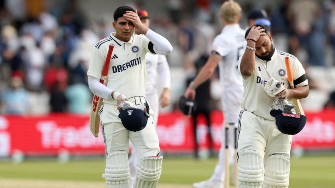 ಇಂಜುರಿಯಿಂದಾಗಿ ಸರಣಿಯ ಕೊನೆಯ ಪಂದ್ಯದಿಂದ ಹೊರಗುಳಿದಿದ್ದ ರಿಷಭ್ ಪಂತ್ ಎಂಟನೇ ಸ್ಥಾನಕ್ಕೆ ಕುಸಿದಿದ್ದಾರೆ. ಹಾಗೆಯೇ ಇಂಗ್ಲೆಂಡ್ ವಿರುದ್ಧದ ಟೆಸ್ಟ್ ಸರಣಿಯಲ್ಲಿ 754 ರನ್ ಗಳಿಸಿದ್ದರೂ ನಾಯಕ ಶುಭ್​ಮನ್ ಗಿಲ್ ದೊಡ್ಡ ಹಿನ್ನಡೆ ಅನುಭವಿಸಿದ್ದಾರೆ. ಅವರ ಶ್ರೇಯಾಂಕ ಕುಸಿದಿದ್ದು ಇದೀಗ 13 ನೇ ಸ್ಥಾನಕ್ಕೆ ಜಾರಿದ್ದಾರೆ. ಇದಕ್ಕೂ ಮೊದಲು ಅವರು 9 ನೇ ಸ್ಥಾನದಲ್ಲಿದ್ದರು. 