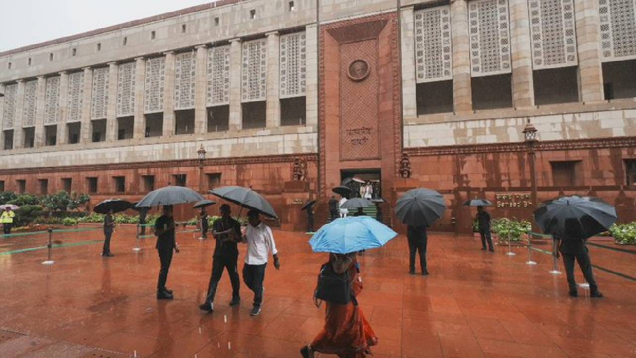 Parliament Security Breach: ಸಂಸತ್ ಭವನದಲ್ಲಿ ಭದ್ರತಾ ವೈಫಲ್ಯ, ಗೋಡೆ ಹಾರಿ ಆವರಣ ಪ್ರವೇಶಿಸಿದ ವ್ಯಕ್ತಿ Parliament Security Breach: ಸಂಸತ್ ಭವನದಲ್ಲಿ ಭದ್ರತಾ ವೈಫಲ್ಯ, ಗೋಡೆ ಹಾರಿ ಆವರಣ ಪ್ರವೇಶಿಸಿದ ವ್ಯಕ್ತಿ