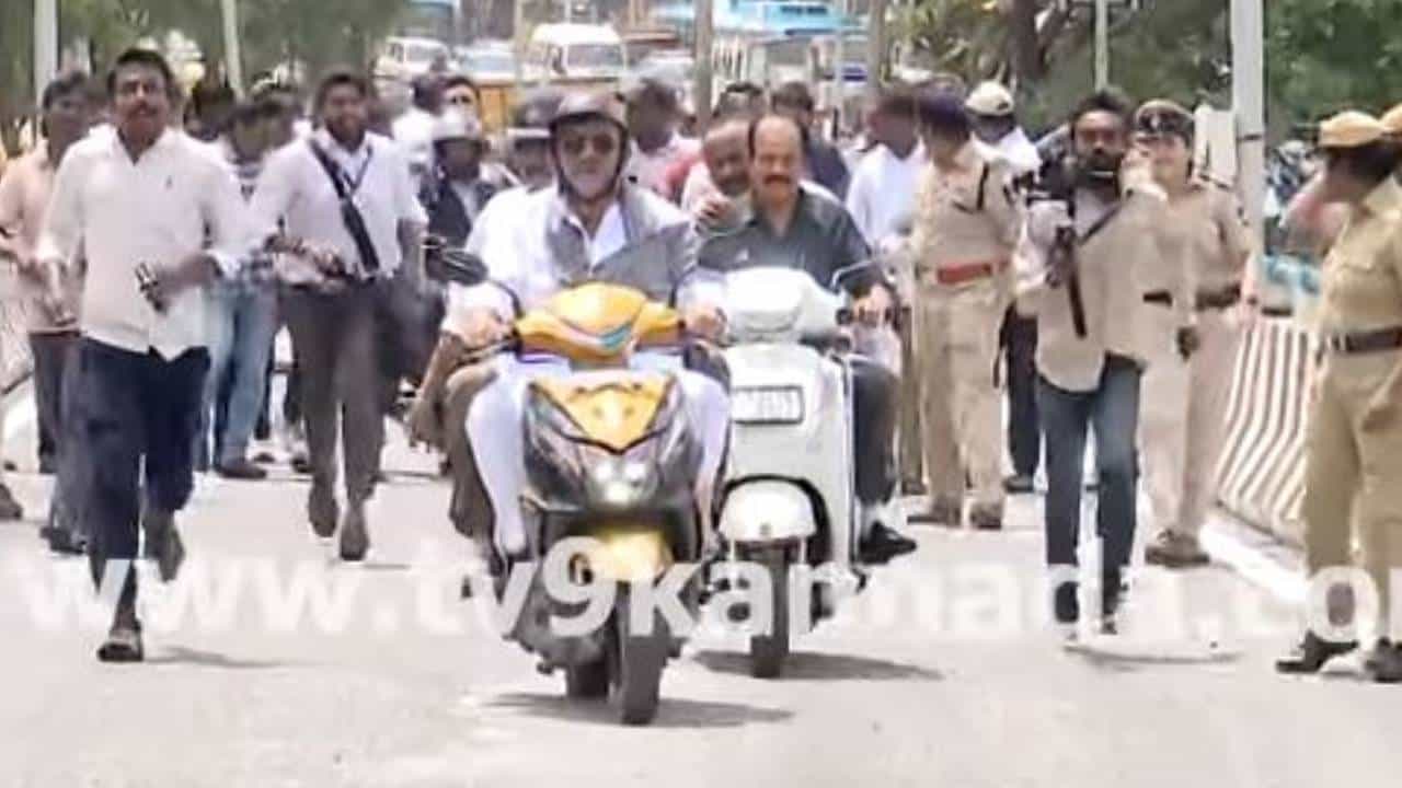 ಹೆಬ್ಬಾಳದಲ್ಲಿ ಮೇಲ್ಸೇತುವೆ ಕಾಮಗಾರಿಯನ್ನು ವಿನೂತನ ಶೈಲಿಯಲ್ಲಿ ವೀಕ್ಷಿಸಿದ ಡಿಸಿಎಂ ಡಿಕೆ ಶಿವಕುಮಾರ್ ಹೆಬ್ಬಾಳದಲ್ಲಿ ಮೇಲ್ಸೇತುವೆ ಕಾಮಗಾರಿಯನ್ನು ವಿನೂತನ ಶೈಲಿಯಲ್ಲಿ ವೀಕ್ಷಿಸಿದ ಡಿಸಿಎಂ ಡಿಕೆ ಶಿವಕುಮಾರ್