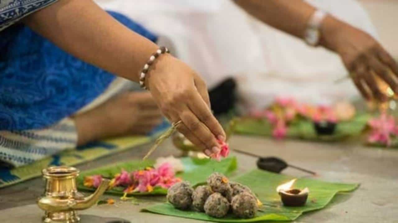 Pitru Paksha 2025: ಪಿತೃ ಪಕ್ಷ ಆರಂಭವಾಗುವ ಮೊದಲು ಮನೆಯಿಂದ ಈವಸ್ತುಗಳನ್ನು ಹೊರ ಹಾಕಿ Pitru Paksha 2025: ಪಿತೃ ಪಕ್ಷ ಆರಂಭವಾಗುವ ಮೊದಲು ಮನೆಯಿಂದ ಈವಸ್ತುಗಳನ್ನು ಹೊರ ಹಾಕಿ