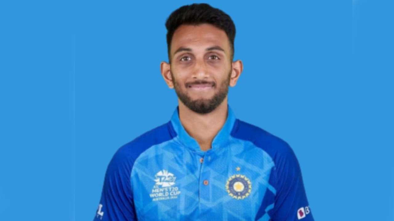 ಪ್ರಸಿದ್ಧ್ ಕೃಷ್ಣ: ಟೀಮ್ ಇಂಡಿಯಾ ಪರ 5 ಟಿ20 ಪಂದ್ಯಗಳನ್ನಾಡಿರುವ ಪ್ರಸಿದ್ಧ್ ಕೃಷ್ಣ ಈವರೆಗೆ 8 ವಿಕೆಟ್ ಕಬಳಿಸಿದ್ದಾರೆ. ಇದಾಗ್ಯೂ ಕರ್ನಾಟಕದ ವೇಗಿಗೆ 15 ಸದಸ್ಯರುಗಳ ತಂಡದಲ್ಲಿ ಸ್ಥಾನ ಸಿಕ್ಕಿಲ್ಲ. ಅತ್ತ ವೇಗಿಗಳಾಗಿ ಜಸ್​ಪ್ರೀತ್ ಬುಮ್ರಾ, ಅರ್ಷದೀಪ್ ಸಿಂಗ್ ಹಾಗೂ ಹರ್ಷಿತ್ ರಾಣಾ ಕಾಣಿಸಿಕೊಂಡಿದ್ದು. ಹೀಗಾಗಿ ಪ್ರಸಿದ್ಧ್ ಸ್ಟ್ಯಾಂಡ್ ಬೈ ಆಟಗಾರರ ಪಟ್ಟಿಯಲ್ಲಿ ಸ್ಥಾನ ಪಡೆದಿದ್ದಾರೆ.