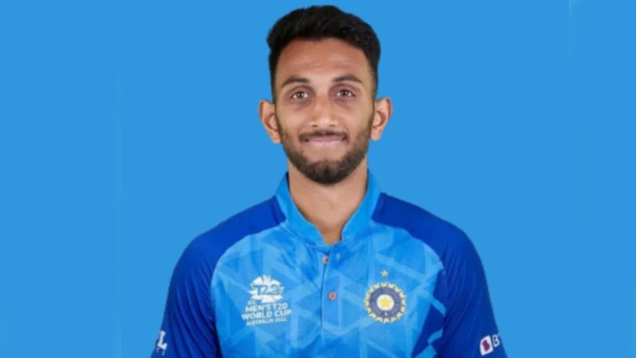 ಪ್ರಸಿದ್ಧ್ ಕೃಷ್ಣ: ಟೀಮ್ ಇಂಡಿಯಾ ಪರ 5 ಟಿ20 ಪಂದ್ಯಗಳನ್ನಾಡಿರುವ ಪ್ರಸಿದ್ಧ್ ಕೃಷ್ಣ ಈವರೆಗೆ 8 ವಿಕೆಟ್ ಕಬಳಿಸಿದ್ದಾರೆ. ಇದಾಗ್ಯೂ ಕರ್ನಾಟಕದ ವೇಗಿಗೆ 15 ಸದಸ್ಯರುಗಳ ತಂಡದಲ್ಲಿ ಸ್ಥಾನ ಸಿಕ್ಕಿಲ್ಲ. ಅತ್ತ ವೇಗಿಗಳಾಗಿ ಜಸ್ಪ್ರೀತ್ ಬುಮ್ರಾ, ಅರ್ಷದೀಪ್ ಸಿಂಗ್ ಹಾಗೂ ಹರ್ಷಿತ್ ರಾಣಾ ಕಾಣಿಸಿಕೊಂಡಿದ್ದು. ಹೀಗಾಗಿ ಪ್ರಸಿದ್ಧ್ ಸ್ಟ್ಯಾಂಡ್ ಬೈ ಆಟಗಾರರ ಪಟ್ಟಿಯಲ್ಲಿ ಸ್ಥಾನ ಪಡೆದಿದ್ದಾರೆ.