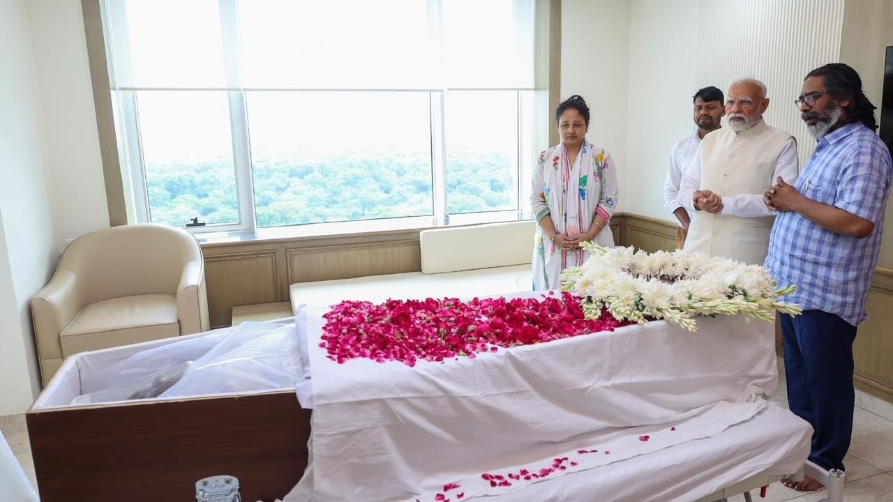 ದೆಹಲಿ ಆಸ್ಪತ್ರೆಯಲ್ಲಿ ಶಿಬು ಸೊರೆನ್ ಅಂತಿಮ ದರ್ಶನ ಪಡೆದ ಪ್ರಧಾನಿ ಮೋದಿ, ಹೇಮಂತ್ ಸೊರೆನ್​​ಗೆ ಸಾಂತ್ವನ