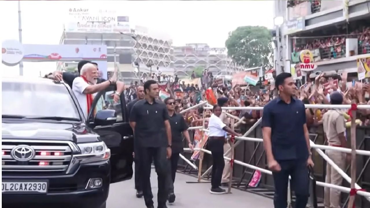 ಅಹಮದಾಬಾದ್‌ನಲ್ಲಿ ಪ್ರಧಾನಿ ಮೋದಿ ರೋಡ್ ಶೋ; ಜನರಿಂದ ಅದ್ದೂರಿ ಸ್ವಾಗತ