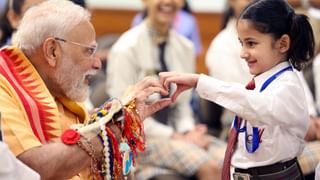 ಕೈತುಂಬ ರಾಖಿ, ಮುಖದ ತುಂಬ ನಗು; ಮಕ್ಕಳ ಜೊತೆ ಮಗುವಿನಂತೆ ಸಂಭ್ರಮಿಸಿದ ಪ್ರಧಾನಿ ಮೋದಿ