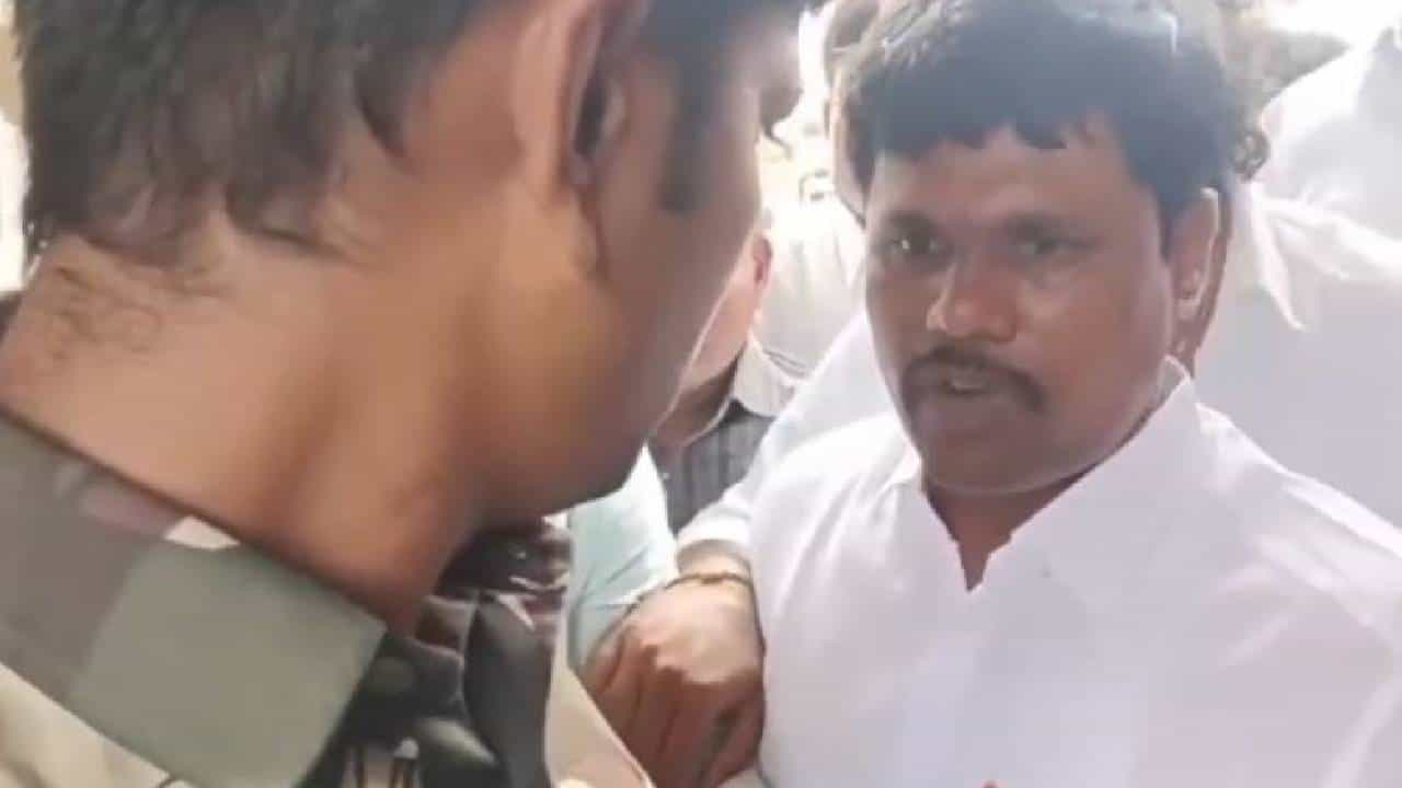 Video: ಆಂಧ್ರದ ದೇವಸ್ಥಾನದಲ್ಲಿ ಪೊಲೀಸರ ಮೇಲೆ ಆಂಧ್ರ ಸಚಿವರ ಸಹೋದರನಿಂದ ಹಲ್ಲೆ Video: ಆಂಧ್ರದ ದೇವಸ್ಥಾನದಲ್ಲಿ ಪೊಲೀಸರ ಮೇಲೆ ಆಂಧ್ರ ಸಚಿವರ ಸಹೋದರನಿಂದ ಹಲ್ಲೆ