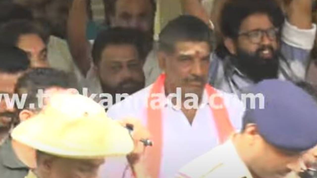 ಮಹೇಶ್ ತಿಮರೋಡಿಯನ್ನು ವಶಕ್ಕೆ ಪಡೆದ ಪೊಲೀಸರು, ಬೆಂಬಲಿಗರಿಂದ ಜೈಕಾರ ಮತ್ತು ಘೋಷಣೆಗಳು