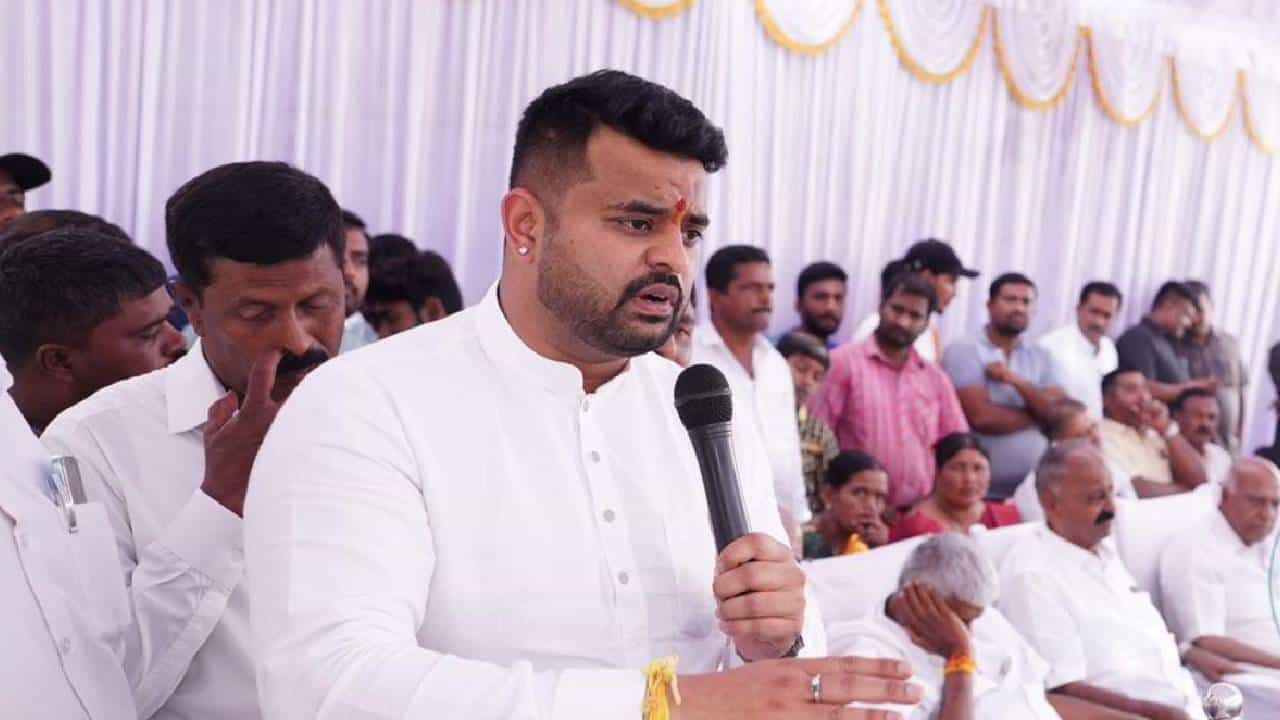ಪ್ರಜ್ವಲ್ ರೇವಣ್ಣ ಪ್ರಕರಣ: ಅಂದಿನಿಂದ ಈವರೆಗೆ ಏನೇನಾಯ್ತು? ಟೈಮ್ಲೈನ್ ಇಲ್ಲಿದೆ ಪ್ರಜ್ವಲ್ ರೇವಣ್ಣ ಪ್ರಕರಣ: ಅಂದಿನಿಂದ ಈವರೆಗೆ ಏನೇನಾಯ್ತು? ಟೈಮ್ಲೈನ್ ಇಲ್ಲಿದೆ