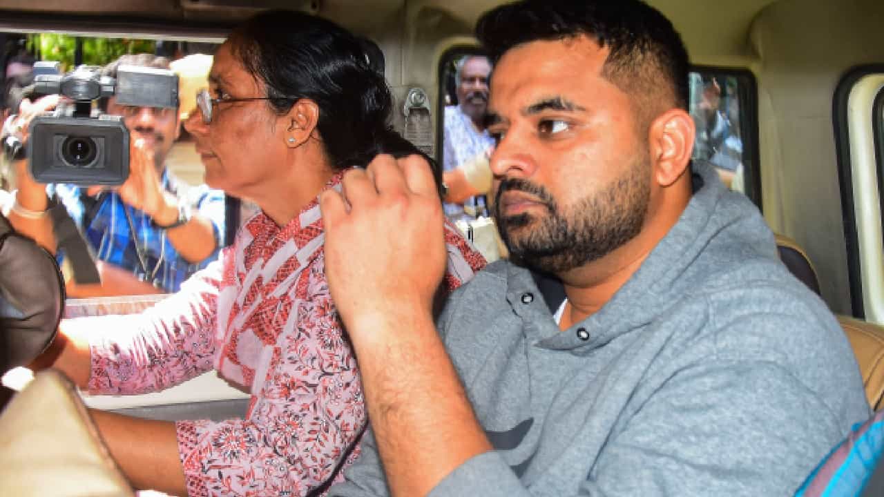 ಪ್ರಜ್ವಲ್ ರೇವಣ್ಣ ರೀತಿಯ ಹೈ ಪ್ರೊಫೈಲ್ ಅಪರಾಧಿಗಳಿಗೆ ಜೈಲಿನಲ್ಲಿ ವಿಐಪಿ ಸೌಲಭ್ಯ ಸಿಗುತ್ತಾ? ಕೈದಿಗಳ ನಂಬರ್ ನಿರ್ಧರಿಸೋದು ಹೇಗೆ? ಪ್ರಜ್ವಲ್ ರೇವಣ್ಣ ರೀತಿಯ ಹೈ ಪ್ರೊಫೈಲ್ ಅಪರಾಧಿಗಳಿಗೆ ಜೈಲಿನಲ್ಲಿ ವಿಐಪಿ ಸೌಲಭ್ಯ ಸಿಗುತ್ತಾ? ಕೈದಿಗಳ ನಂಬರ್ ನಿರ್ಧರಿಸೋದು ಹೇಗೆ?