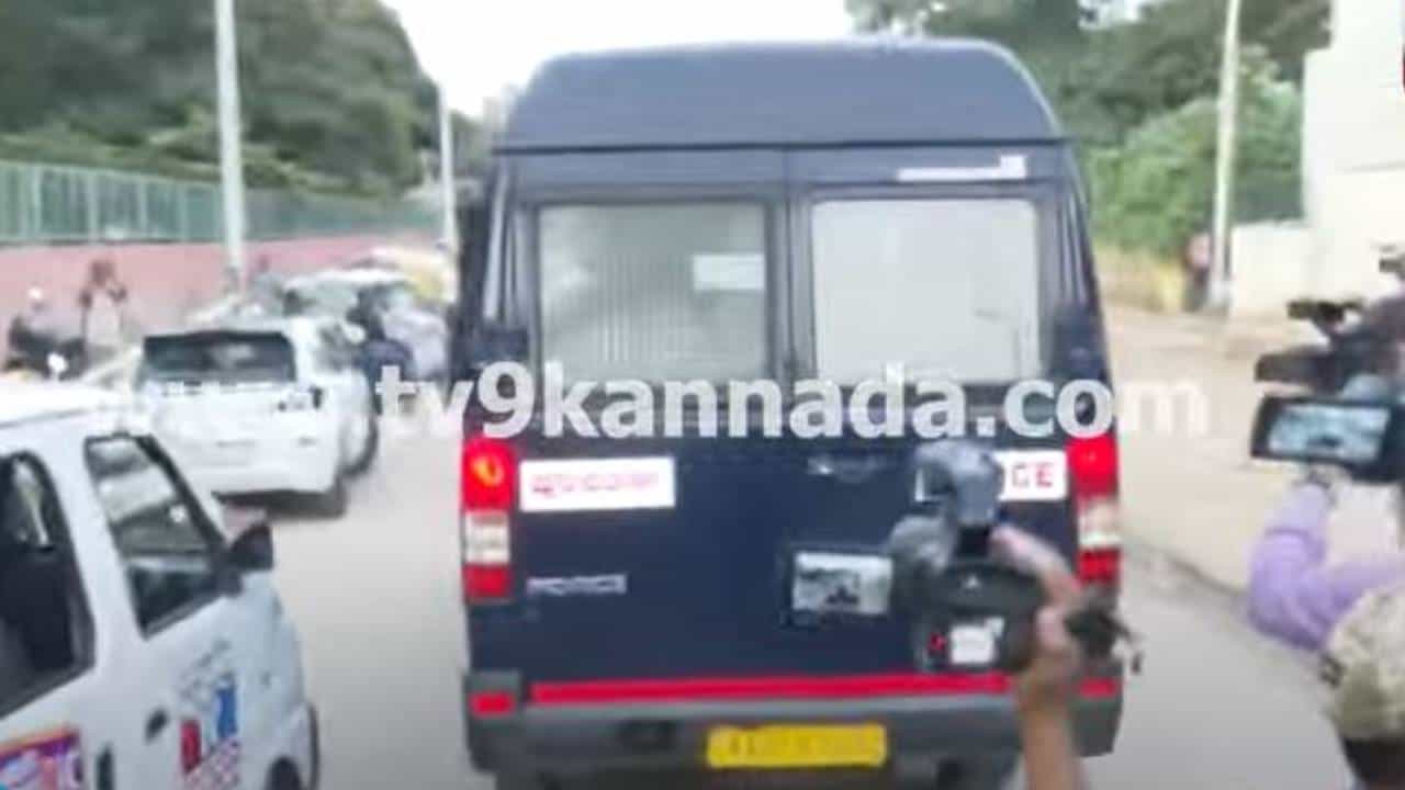 ಪೂರ್ತಿ ಕುಟುಂಬ ರಾಜಕಾರಣದಲ್ಲಿದ್ದರೂ ಪ್ರಜ್ವಲ್ ಪರದೇಶಿ, ಇನ್ನು ಜೈಲುವಾಸವೇ ಬದುಕು ಪೂರ್ತಿ ಕುಟುಂಬ ರಾಜಕಾರಣದಲ್ಲಿದ್ದರೂ ಪ್ರಜ್ವಲ್ ಪರದೇಶಿ, ಇನ್ನು ಜೈಲುವಾಸವೇ ಬದುಕು