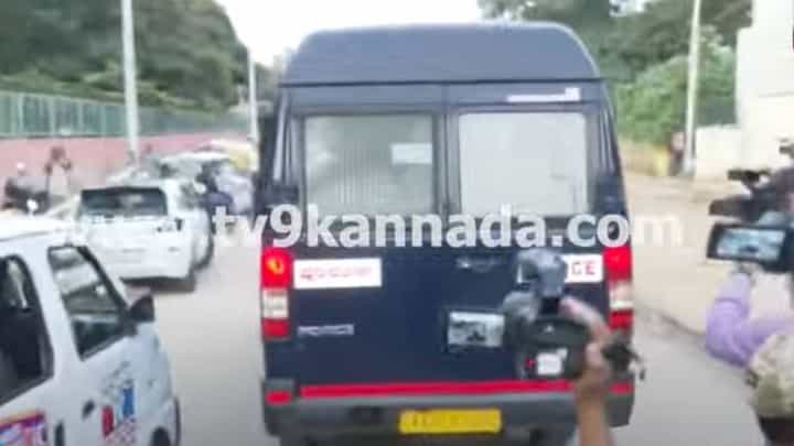 ಪೂರ್ತಿ ಕುಟುಂಬ ರಾಜಕಾರಣದಲ್ಲಿದ್ದರೂ ಪ್ರಜ್ವಲ್ ಪರದೇಶಿ, ಇನ್ನು ಜೈಲುವಾಸವೇ ಬದುಕು ಪೂರ್ತಿ ಕುಟುಂಬ ರಾಜಕಾರಣದಲ್ಲಿದ್ದರೂ ಪ್ರಜ್ವಲ್ ಪರದೇಶಿ, ಇನ್ನು ಜೈಲುವಾಸವೇ ಬದುಕು