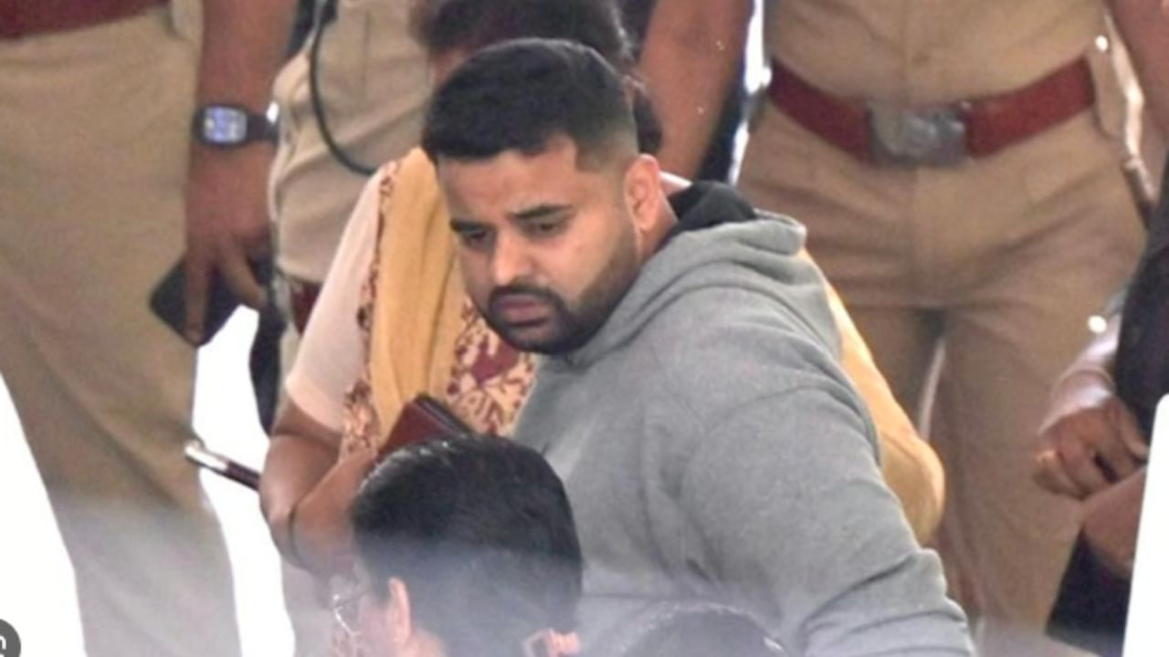 ಅತ್ಯಾಚಾರ ಪ್ರಕರಣದಲ್ಲಿ ದೋಷಿ: ಕಣ್ಣೀರು ಹಾಕುತ್ತಾ ಕೋರ್ಟ್​​​ನಿಂದ ನಿರ್ಗಮಿಸಿದ ಪ್ರಜ್ವಲ್ ರೇವಣ್ಣ