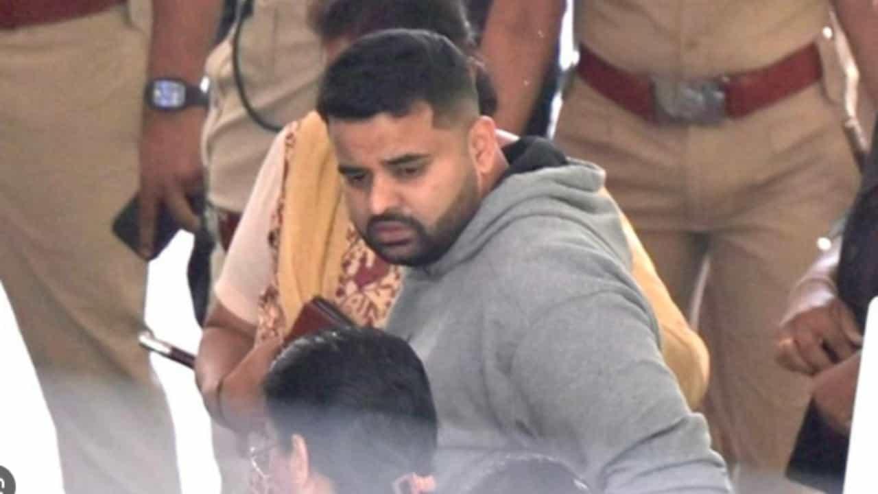 ಅತ್ಯಾಚಾರ ಪ್ರಕರಣದಲ್ಲಿ ದೋಷಿ: ಕಣ್ಣೀರು ಹಾಕುತ್ತಾ ಕೋರ್ಟ್ನಿಂದ ನಿರ್ಗಮಿಸಿದ ಪ್ರಜ್ವಲ್ ರೇವಣ್ಣ ಅತ್ಯಾಚಾರ ಪ್ರಕರಣದಲ್ಲಿ ದೋಷಿ: ಕಣ್ಣೀರು ಹಾಕುತ್ತಾ ಕೋರ್ಟ್ನಿಂದ ನಿರ್ಗಮಿಸಿದ ಪ್ರಜ್ವಲ್ ರೇವಣ್ಣ