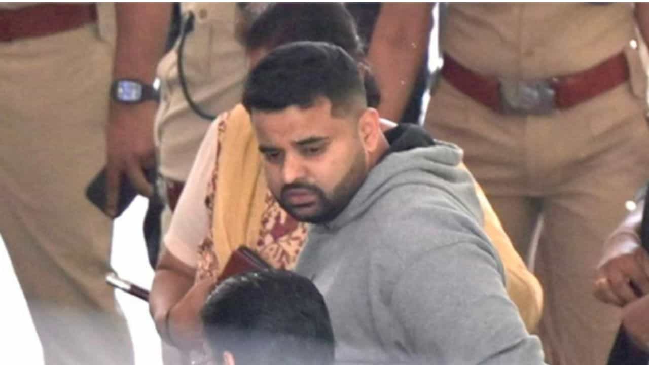 ಪ್ರಜ್ವಲ್ ರೇವಣ್ಣಗೆ ಜೀವನಪರ್ಯಂತ ಜೈಲು: ಯಾವ ಸೆಕ್ಷನ್ ಅಡಿ ಎಷ್ಟೆಷ್ಟು ಶಿಕ್ಷೆ, ದಂಡ? ಇಲ್ಲಿದೆ ವಿವರ ಪ್ರಜ್ವಲ್ ರೇವಣ್ಣಗೆ ಜೀವನಪರ್ಯಂತ ಜೈಲು: ಯಾವ ಸೆಕ್ಷನ್ ಅಡಿ ಎಷ್ಟೆಷ್ಟು ಶಿಕ್ಷೆ, ದಂಡ? ಇಲ್ಲಿದೆ ವಿವರ