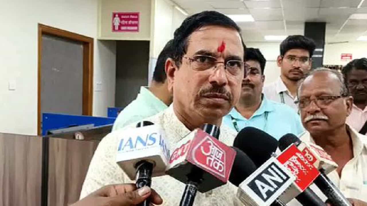 ಕರ್ನಾಟಕದ ವಿಧಾನಸಭೆ ಚುನಾವಣೆ ಹೇಗೆ ಗೆದ್ದಿರಿ ಎಂದು ಉತ್ತರಿಸಿ; ಕಾಂಗ್ರೆಸ್​ಗೆ ಪ್ರಲ್ಹಾದ್ ಜೋಶಿ ಸವಾಲು