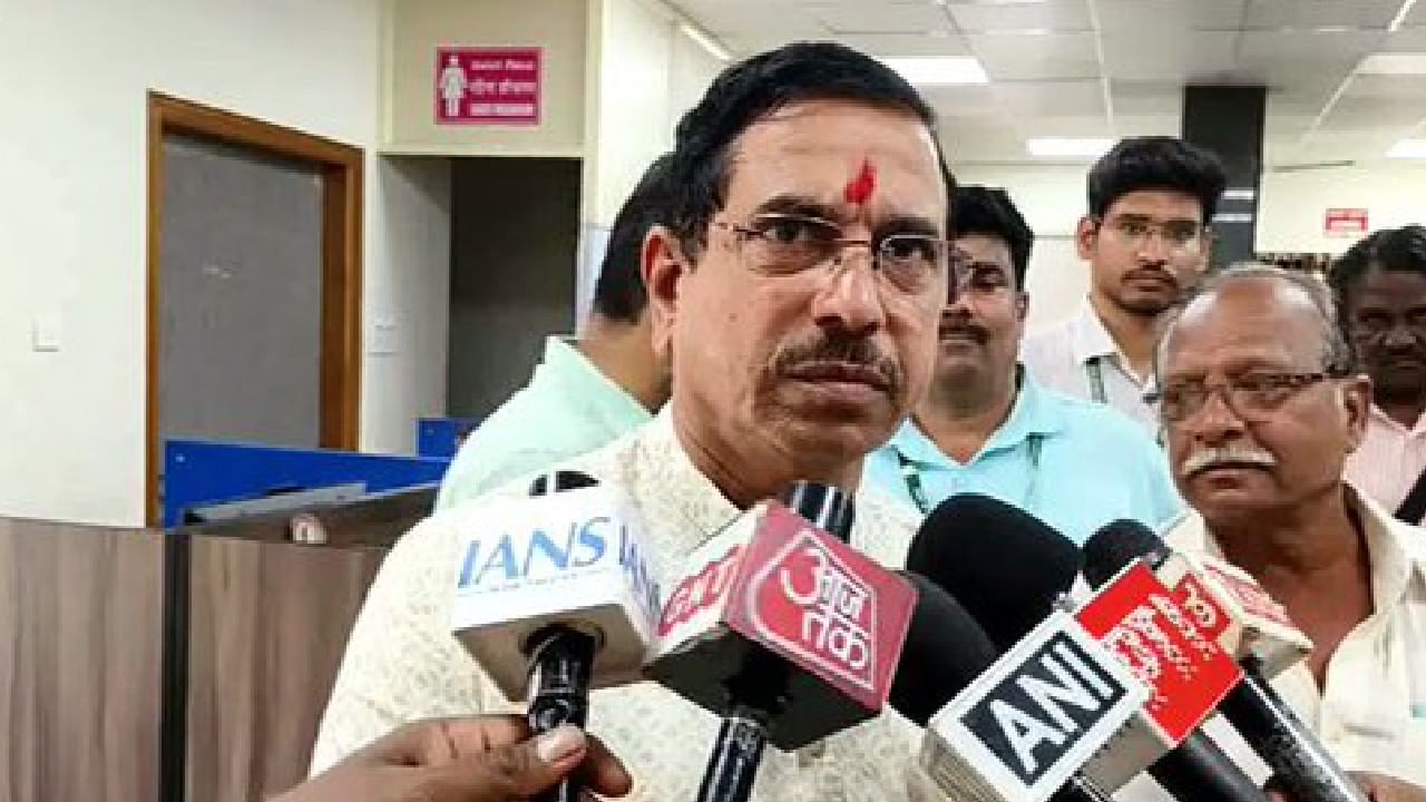 ಕರ್ನಾಟಕದ ವಿಧಾನಸಭೆ ಚುನಾವಣೆ ಹೇಗೆ ಗೆದ್ದಿರಿ ಎಂದು ಉತ್ತರಿಸಿ; ಕಾಂಗ್ರೆಸ್​ಗೆ ಪ್ರಲ್ಹಾದ್ ಜೋಶಿ ಸವಾಲು