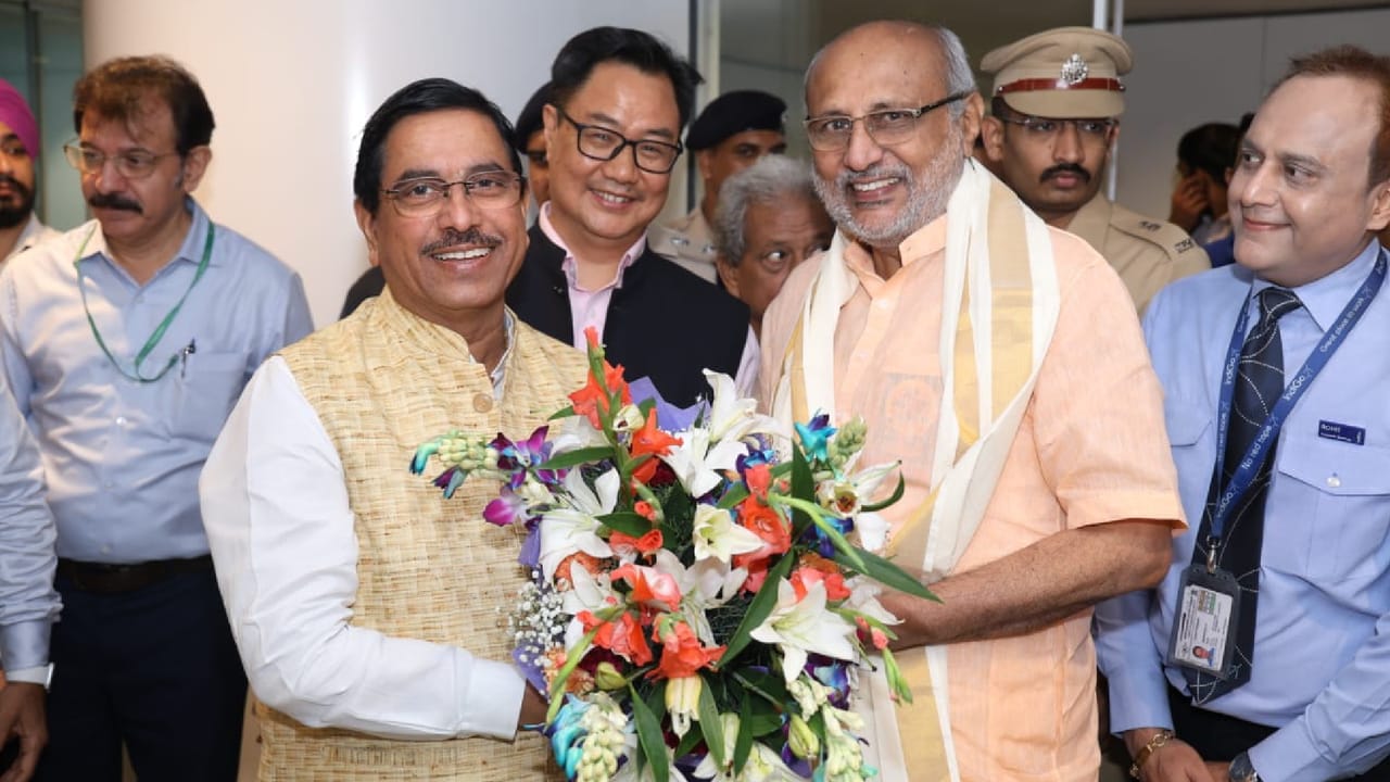 ಎನ್​ಡಿಎಯಿಂದ ಉಪರಾಷ್ಟ್ರಪತಿ ಚುನಾವಣೆಗೆ ಮಹಾರಾಷ್ಟ್ರದ ರಾಜ್ಯಪಾಲ ಸಿ.ಪಿ ರಾಧಾಕೃಷ್ಣನ್ ಅವರ ಹೆಸರನ್ನು ಘೋಷಿಸಲಾಗಿದೆ. ಇಂಡಿಯಾ ಬಣದಿಂದ ಇನ್ನೂ ಯಾವುದೇ ಹೆಸರನ್ನು ಘೋಷಿಸಿಲ್ಲ. ಈಗಾಗಲೇ ಎನ್​ಡಿಎ ಬಣದಲ್ಲಿ ಉಪರಾಷ್ಟ್ರಪತಿ ಚುನಾವಣೆಯ ಪ್ರಕ್ರಿಯೆಗಳು ಗರಿಗೆದರಿವೆ. ಈಗಾಗಲೇ ಕೇಂದ್ರ ಸಚಿವ ಪ್ರಲ್ಹಾದ್ ಜೋಶಿ ನಿವಾಸದಲ್ಲಿ ಎನ್ ಡಿಎ ನಾಯಕರ ಪ್ರಮುಖ ಸಭೆ ನಡೆಯುತ್ತಿದೆ.
