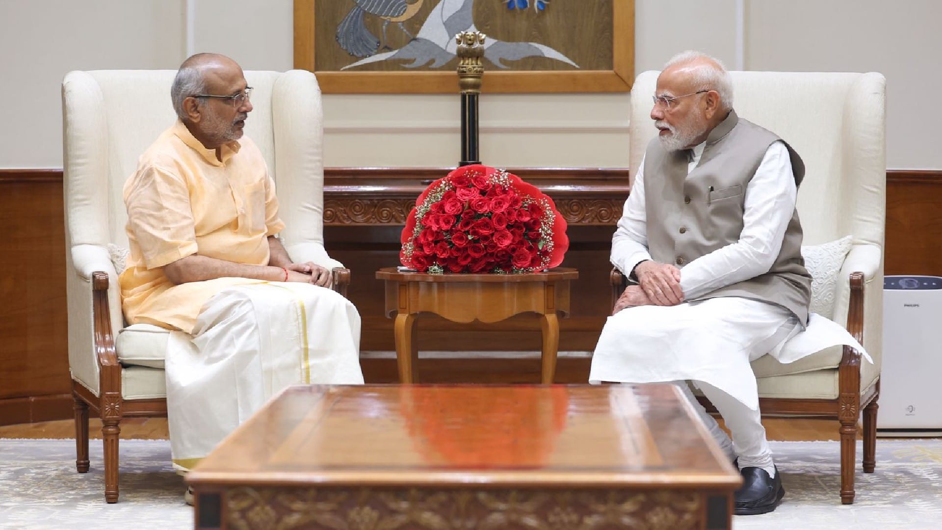 ಪ್ರಲ್ಹಾದ್ ಜೋಶಿ ಅವರನ್ನು ಉಪರಾಷ್ಟ್ರಪತಿ ಚುನಾವಣೆಗೆ ಸಂಯೋಜಕರನ್ನಾಗಿ ಮಾಡಲಾಗಿದೆ. ಇಂದಿನ ಸಭೆಯಲ್ಲಿ ನಾಮಪತ್ರ ಸಲ್ಲಿಕೆ ಯಾವಾಗ ನಡೆಯುತ್ತದೆ, ಯಾರು ಪ್ರಸ್ತಾಪಕರು, ಈ ಎಲ್ಲಾ ವಿಷಯಗಳನ್ನು ಚರ್ಚಿಸಲಾಗುವುದು. ಇಂದು ಬೆಳಗ್ಗೆ ಪ್ರಧಾನಿ ಮೋದಿ ಅವರನ್ನು ಸಿಪಿ ರಾಧಾಕೃಷ್ಣನ್ ಭೇಟಿಯಾಗಿ ಮಾತುಕತೆ ನಡೆಸಿದ್ದರು.
