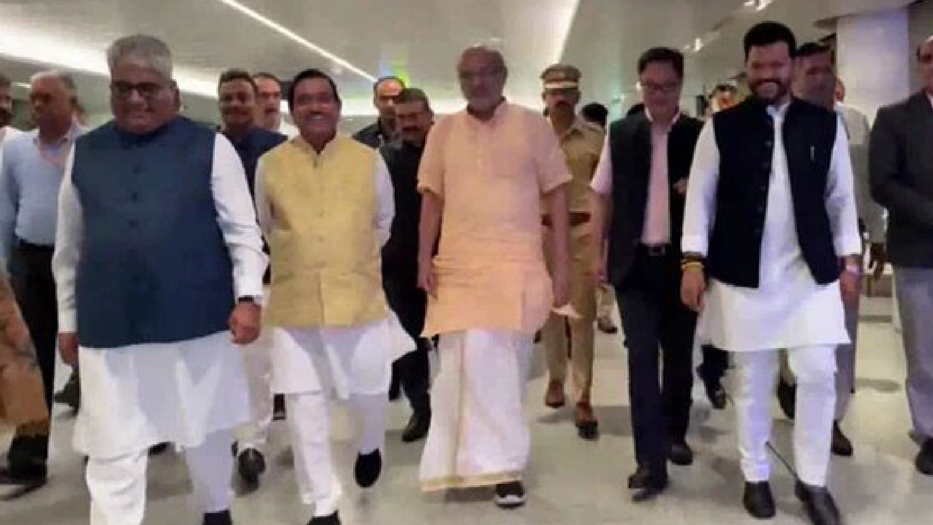 ದೆಹಲಿಗೆ ಆಗಮಿಸಿರುವ ರಾಧಾಕೃಷ್ಣನ್ ಅವರನ್ನು ಕೇಂದ್ರ ಸಚಿವ ಪ್ರಲ್ಹಾದ್ ಜೋಶಿ ದೆಹಲಿ ವಿಮಾನ ನಿಲ್ದಾಣದಲ್ಲಿ ಸ್ವಾಗತಿಸಿದ್ದಾರೆ. ‎ಕೇಂದ್ರ ಸಚಿವ ಪ್ರಲ್ಹಾದ್ ಜೋಶಿ ಅವರ ನಿವಾಸದಲ್ಲಿ ಸಭೆ ನಡೆಯುತ್ತಿದ್ದು, ಇದರಲ್ಲಿ ಬಿಜೆಪಿ ನಾಯಕರು ಹಾಗೂ ಮಿತ್ರಪಕ್ಷಗಳ ನಾಯಕರು ಭಾಗವಹಿಸಿದ್ದಾರೆ.
