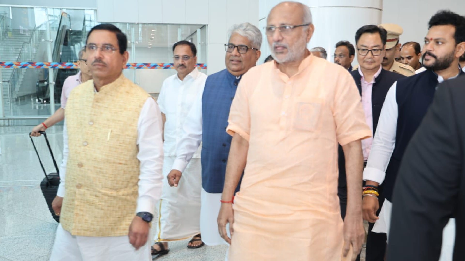 ಉಪ ರಾಷ್ಟ್ರಪತಿ ಹುದ್ದೆಯ ಎನ್ಡಿಎ ಅಭ್ಯರ್ಥಿ ‎ಸಿ.ಪಿ ರಾಧಾಕೃಷ್ಣನ್ ‎ಚುನಾವಣೆ ಪ್ರಕ್ರಿಯೆ ಮುಗಿಯುವವರೆಗೂ ಪ್ರಲ್ಹಾದ್ ಜೋಶಿಯವರ ನಿವಾಸದಲ್ಲಿ ಉಳಿದುಕೊಳ್ಳಲಿದ್ದಾರೆ. ಇಂದಿನ ಸಭೆಯಲ್ಲಿ ‎ಉಪರಾಷ್ಟ್ರಪತಿ ಚುನಾವಣೆಗೆ ಸಂಬಂಧಿಸಿದಂತೆ ಚರ್ಚೆ ನಡೆಯಲಿದೆ. ಈ ಸಭೆಯಲ್ಲಿ, ಉಪರಾಷ್ಟ್ರಪತಿ ಚುನಾವಣೆಗೆ ಸಿಪಿ ರಾಧಾಕೃಷ್ಣನ್ ಅವರ ನಾಮನಿರ್ದೇಶನಕ್ಕೆ ಕಾರ್ಯತಂತ್ರ ರೂಪಿಸಲಾಗುವುದು.
