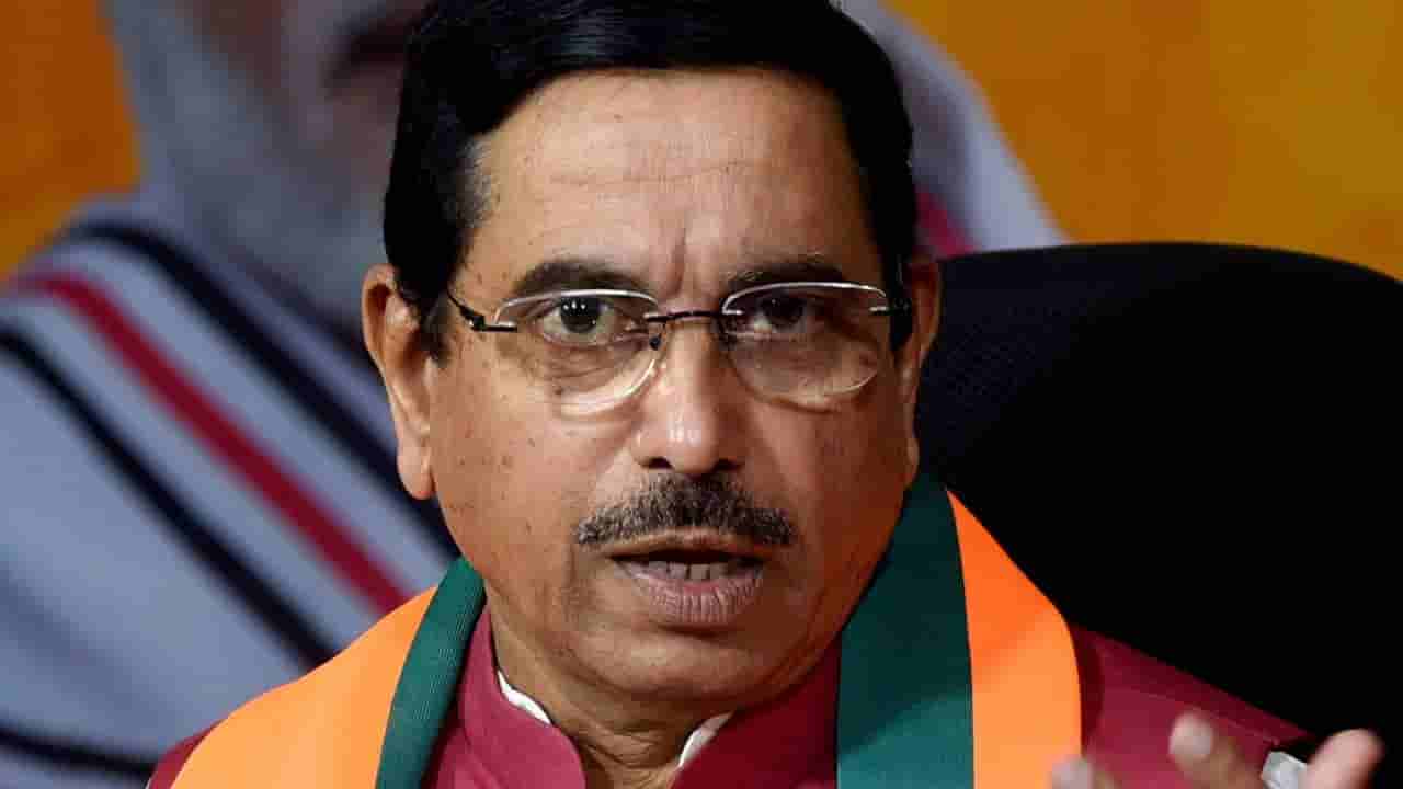 ಮತಗಳ್ಳತನ ಆರೋಪ: 1 ವರ್ಷ ಕತ್ತೆ ಕಾಯುತ್ತಿದ್ರಾ? ಅಂತಾ ರಾಹುಲ್, ಕಾಂಗ್ರೆಸ್​ಗೆ ಜೋಶಿ ಪ್ರಶ್ನೆ