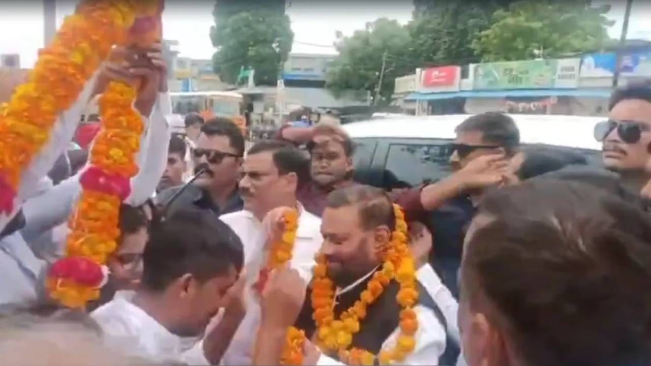 Video: ಮಾಜಿ ಸಚಿವ ಸ್ವಾಮಿ ಪ್ರಸಾದ್ ಮೌರ್ಯಗೆ ಹಿಂದಿನಿಂದ ತಲೆಗೆ ಬಾರಿಸಿದ ವ್ಯಕ್ತಿ Video: ಮಾಜಿ ಸಚಿವ ಸ್ವಾಮಿ ಪ್ರಸಾದ್ ಮೌರ್ಯಗೆ ಹಿಂದಿನಿಂದ ತಲೆಗೆ ಬಾರಿಸಿದ ವ್ಯಕ್ತಿ