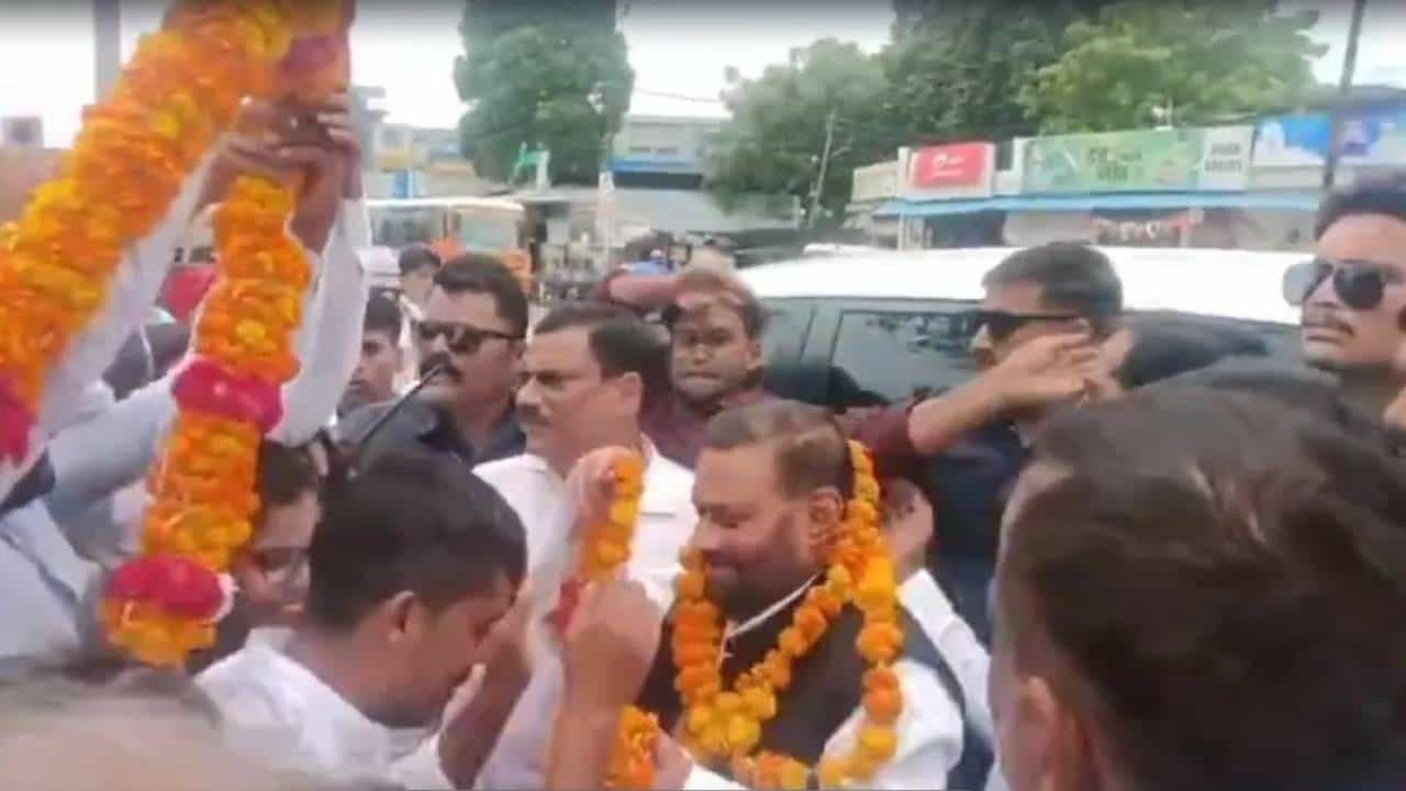 Video: ಮಾಜಿ ಸಚಿವ ಸ್ವಾಮಿ ಪ್ರಸಾದ್ ಮೌರ್ಯಗೆ ಹಿಂದಿನಿಂದ ತಲೆಗೆ ಬಾರಿಸಿದ ವ್ಯಕ್ತಿ Video: ಮಾಜಿ ಸಚಿವ ಸ್ವಾಮಿ ಪ್ರಸಾದ್ ಮೌರ್ಯಗೆ ಹಿಂದಿನಿಂದ ತಲೆಗೆ ಬಾರಿಸಿದ ವ್ಯಕ್ತಿ