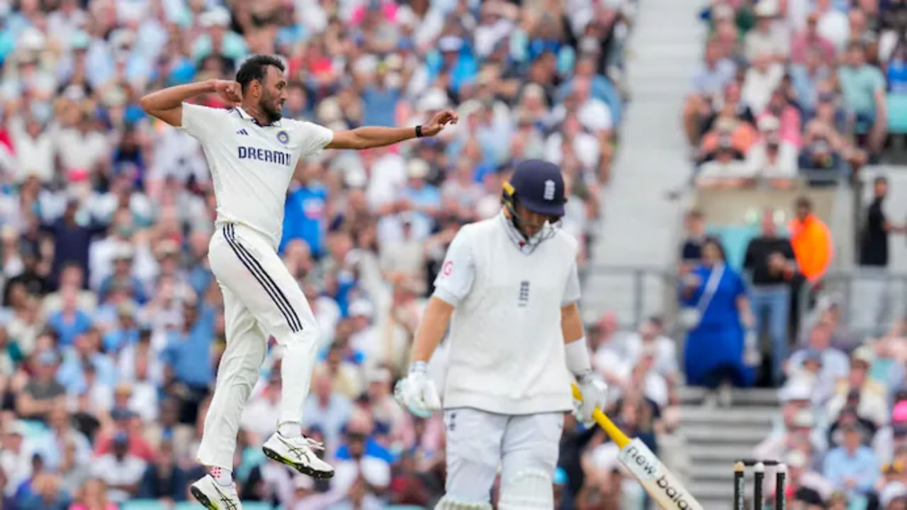 ಸಿರಾಜ್ ಜೊತೆಗೆ ಕೊನೆಯ ಟೆಸ್ಟ್ ಪಂದ್ಯದಲ್ಲಿ ಟೀಂ ಇಂಡಿಯಾವನ್ನು ಗೆಲುವಿನ ದಡ ಸೇರಿಸುವ ಕೆಲಸ ಮಾಡಿದ್ದ ಕನ್ನಡಿಗ ಪ್ರಸಿದ್ಧ್ ಕೃಷ್ಣ ರ್ಯಾಂಕಿಂಗ್​ನಲ್ಲಿ ಸುಧಾರಣೆ ಕಂಡಿದ್ದಾರೆ. ಈ ಹಿಂದೆ 84 ನೇ ಸ್ಥಾನದಲ್ಲಿದ್ದ ಪ್ರಸಿದ್ಧ್ ಕೃಷ್ಣ ಈಗ 59 ನೇ ಸ್ಥಾನವನ್ನು ತಲುಪಿದ್ದಾರೆ. ಇದು ಟೆಸ್ಟ್ ಕ್ರಿಕೆಟ್‌ನಲ್ಲಿ ಈ ಇಬ್ಬರೂ ಆಟಗಾರರ ಅತ್ಯುತ್ತಮ ಶ್ರೇಯಾಂಕವಾಗಿದೆ.