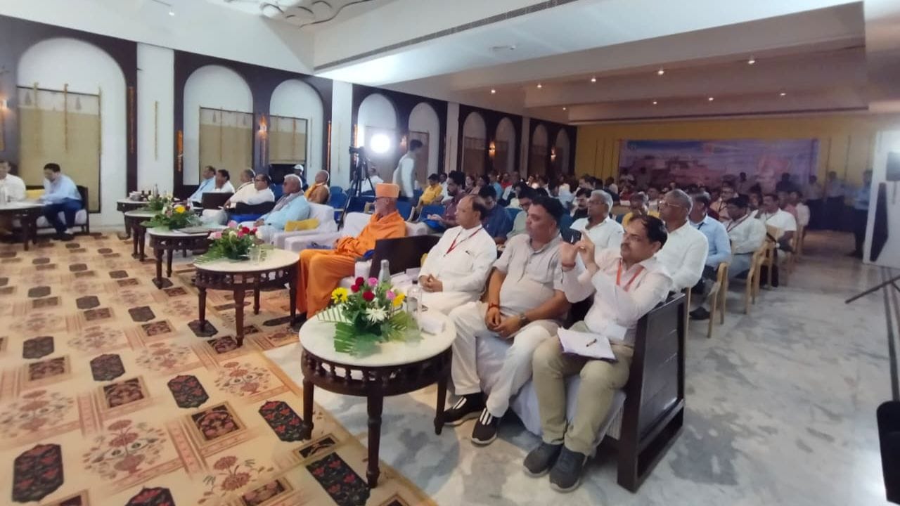 ಇನ್ನು ಉಳಿದಂತೆ ಶ್ರೀ ಕೃಷ್ಣ ಶರ್ಮಾ (ಜಂಟಿ ಕಾರ್ಯದರ್ಶಿ - ಬಜೆಟ್, ಐಎಎಸ್), ಶ್ರೀ ಕೃಷ್ಣ ಕುನಾಲ್ (ಐಎಎಸ್), ಡಾ. ಅತುಲ್ ಕೊಠಾರಿ (ರಾಷ್ಟ್ರೀಯ ಕಾರ್ಯದರ್ಶಿ, ಶಿಕ್ಷಾ ಸಂಸ್ಕೃತಿ ಉತ್ಥಾನ್ ನ್ಯಾಸ್, ನವದೆಹಲಿ), ಶ್ರೀ ಸೀತಾ ರಾಮ್ ಜಾಟ್ (ನಿರ್ದೇಶಕರು, ಐಎಎಸ್), ಶ್ರೀಮತಿ ಶ್ವೇತಾ ಫಗಾಡಿಯಾ (ಆರ್‌ಎಸ್‌ಸಿಇಆರ್‌ಟಿ ನಿರ್ದೇಶಕರು), ಶ್ರೀ ಶರದ್ ಸಿನ್ಹಾ (ಎನ್‌ಸಿಇಆರ್‌ಟಿ ವಿಭಾಗದ ಮುಖ್ಯಸ್ಥರು), ಜೊತೆಗೆ ಅನೇಕ ಶಿಕ್ಷಣ ತಜ್ಞರು, ಅಧಿಕಾರಿಗಳು ಹಾಗೂ ವಿಷಯ ತಜ್ಞರು ಉಪಸ್ಥಿತರಿದ್ದರು.