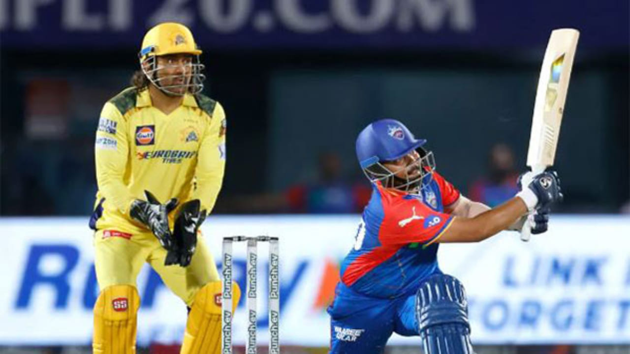 ಐಪಿಎಲ್​ನ ಆರಂಭಿಕ ದಿನಗಳಲ್ಲಿ ಅದ್ಭುತ ಪ್ರದರ್ಶನ ನೀಡಿದ್ದ ಪೃಥ್ವಿ ಭರವಸೆ ಮೂಡಿಸಿದ್ದರು. ಆದರೆ ಆ ಬಳಿಕ ಅವರ ಫಾರ್ಮ್​ ಕ್ಷೀಣಿಸಲಾರಂಭಿಸಿತು. ಹೀಗಾಗಿ ಇದುವರೆಗೆ ಐಪಿಎಲ್​ನಲ್ಲಿ 79 ಪಂದ್ಯಗಳನ್ನಾಡಿರುವ ಅವರು 23.95 ರ ಸರಾಸರಿಯಲ್ಲಿ 1892 ರನ್ ಗಳಿಸಿದ್ದಾರೆ. ಅವರ ಹೆಸರಿನಲ್ಲಿ 14 ಅರ್ಧಶತಕಗಳಿದ್ದು, ಅತ್ಯುತ್ತಮ ಸ್ಕೋರ್ 99 ರನ್‌ಗಳಾಗಿವೆ.