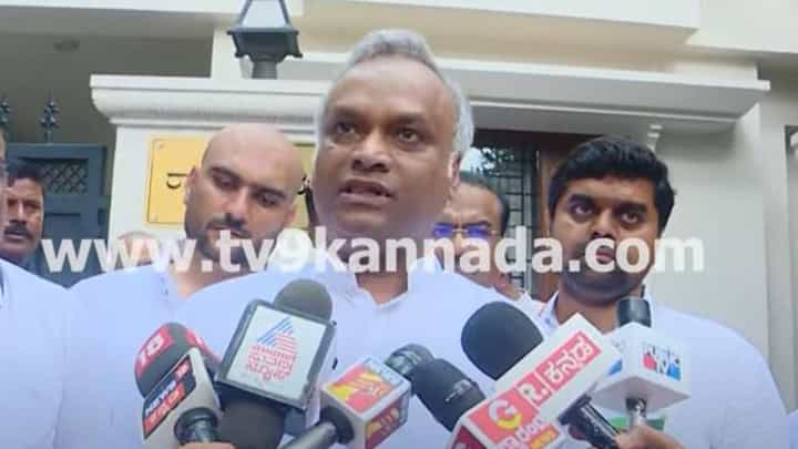 ಅಫಿಡವಿಟ್ ಮೇಲೆ ಸಹಿ ಮಾಡಿ ಅಂತ ಚುನಾವಣಾ ಆಯೋಗ ರಾಹುಲ್ರನ್ನು ಬೆದರಿಸಲು ಪ್ರಯತ್ನಿಸುತ್ತಿದೆ: ಖರ್ಗೆ ಅಫಿಡವಿಟ್ ಮೇಲೆ ಸಹಿ ಮಾಡಿ ಅಂತ ಚುನಾವಣಾ ಆಯೋಗ ರಾಹುಲ್ರನ್ನು ಬೆದರಿಸಲು ಪ್ರಯತ್ನಿಸುತ್ತಿದೆ: ಖರ್ಗೆ