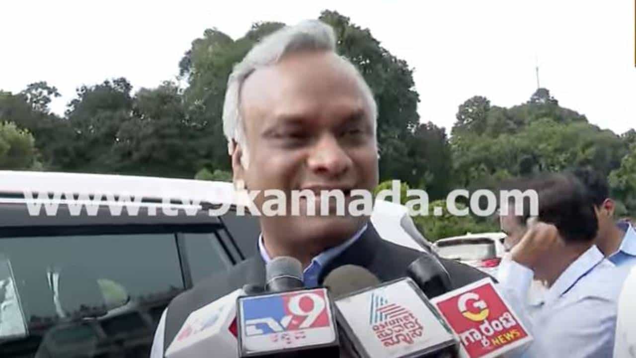 ರಾಜಣ್ಣನವರ ರಾಜೀನಾಮೆ ವಿಷಯ ಕೇವಲ ಮಾಧ್ಯಮಗಳಲ್ಲಿ ಮಾತ್ರ ಹರಿದಾಡುತ್ತಿದೆ: ಪ್ರಿಯಾಂಕ್ ಖರ್ಗೆ ರಾಜಣ್ಣನವರ ರಾಜೀನಾಮೆ ವಿಷಯ ಕೇವಲ ಮಾಧ್ಯಮಗಳಲ್ಲಿ ಮಾತ್ರ ಹರಿದಾಡುತ್ತಿದೆ: ಪ್ರಿಯಾಂಕ್ ಖರ್ಗೆ