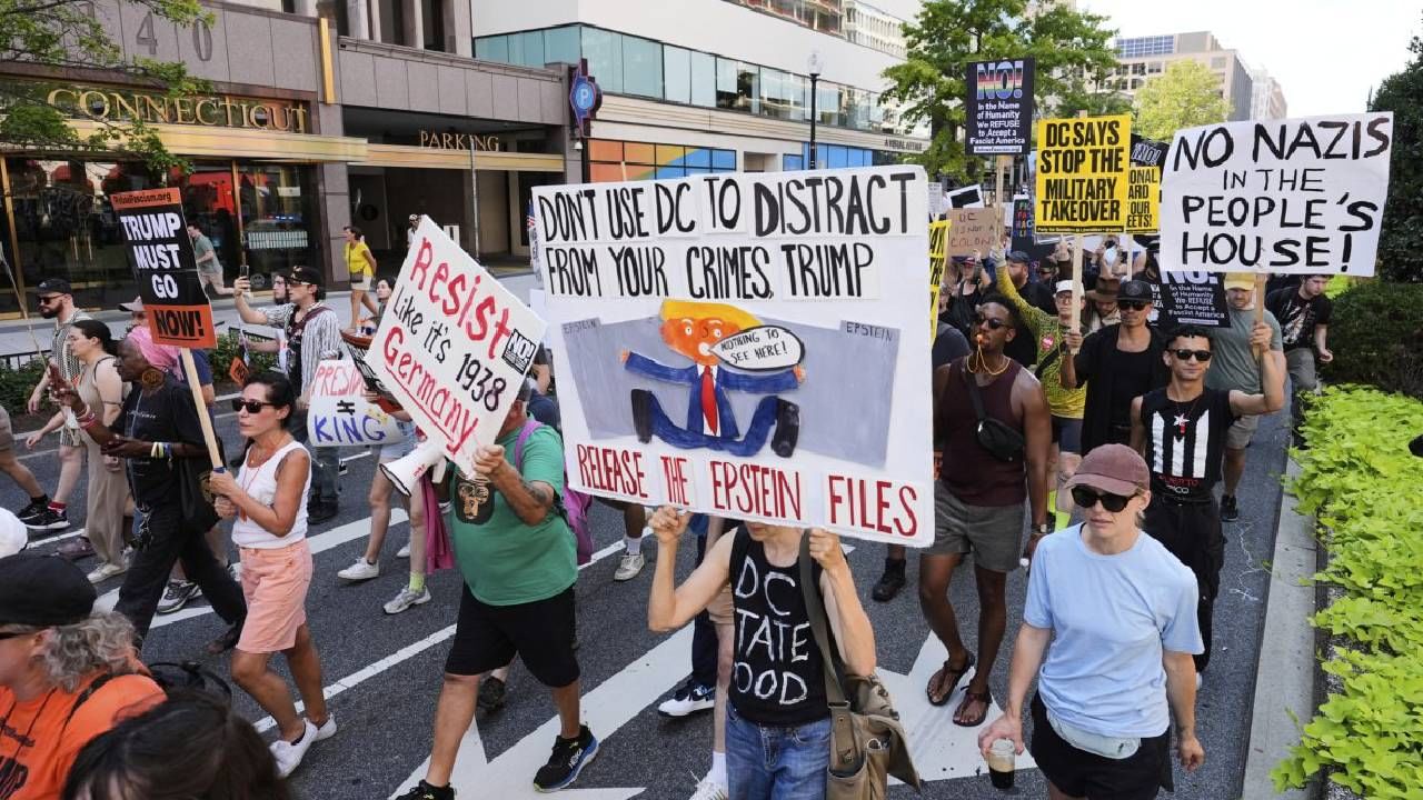 Video: ಶ್ವೇತಭವನದೆದುರು ಟ್ರಂಪ್ ನಿರ್ಣಯದ ವಿರುದ್ಧ ಪ್ರತಿಭಟನಾ ಮೆರವಣಿಗೆ Video: ಶ್ವೇತಭವನದೆದುರು ಟ್ರಂಪ್ ನಿರ್ಣಯದ ವಿರುದ್ಧ ಪ್ರತಿಭಟನಾ ಮೆರವಣಿಗೆ