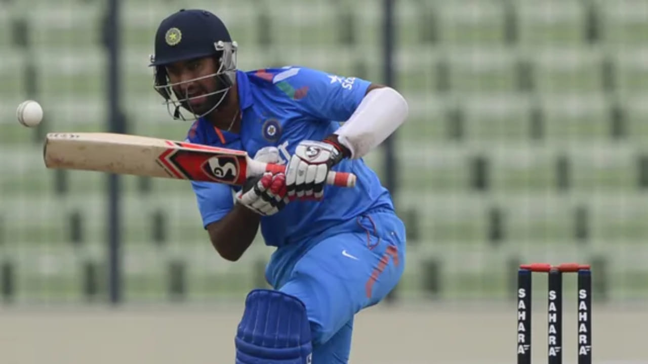 ಜಿಂಬಾಬ್ವೆ ವಿರುದ್ಧ ಏಕದಿನ ಕ್ರಿಕೆಟ್ ವೃತ್ತಿಜೀವನ ಆರಂಭಿಸಿದ ಪೂಜಾರ, ಟೀಂ ಇಂಡಿಯಾ ಪರ 5 ಏಕದಿನ ಪಂದ್ಯಗಳನ್ನು ಆಡಿದ್ದಾರೆ, ಇದರಲ್ಲಿ ಅವರು ಕೇವಲ 10.20 ರ ಸರಾಸರಿಯಲ್ಲಿ 51 ರನ್ ಗಳಿಸಿದ್ದಾರೆ. ಉಳಿದಂತೆ ಪ್ರಥಮ ದರ್ಜೆ ಪಂದ್ಯಗಳಲ್ಲಿ 21 ಸಾವಿರಕ್ಕೂ ಹೆಚ್ಚು ರನ್ ಗಳಿಸಿರುವ ಪೂಜಾರ 66 ಶತಕಗಳನ್ನು ಗಳಿಸಿದ್ದಾರೆ. 