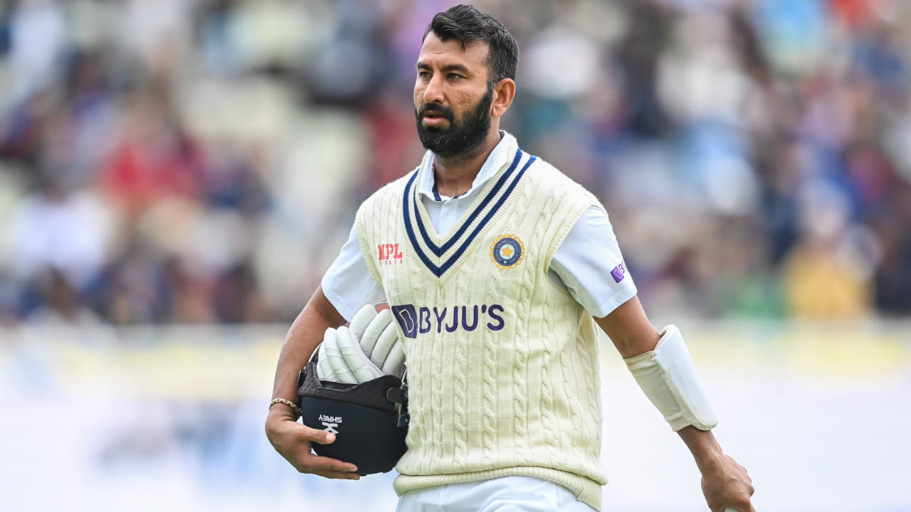 ಚೇತೇಶ್ವರ ಪೂಜಾರ ಆಗಸ್ಟ್ 24 ರಂದು ಎಲ್ಲಾ ಮಾದರಿಯ ಕ್ರಿಕೆಟ್‌ನಿಂದ ನಿವೃತ್ತಿ ಘೋಷಿಸಿದರು. ಬಹಳ ಸಮಯದಿಂದ ಭಾರತ ತಂಡದಿಂದ ಹೊರಗಿದ್ದ ಪೂಜಾರ ಇದೀಗ ಈ ಆಟಕ್ಕೆ ವಿದಾಯ ಹೇಳಿದ್ದಾರೆ. 37 ವರ್ಷದ ಪೂಜಾರ ಭಾರತದ ಪರ 103 ಟೆಸ್ಟ್ ಪಂದ್ಯಗಳು ಮತ್ತು 5 ಏಕದಿನ ಪಂದ್ಯಗಳನ್ನು ಆಡಿದ್ದಾರೆ. ಟೆಸ್ಟ್ ಕ್ರಿಕೆಟ್‌ನಲ್ಲಿ, ಪೂಜಾರ 43.60 ರ ಸರಾಸರಿಯಲ್ಲಿ 7195 ರನ್ ಗಳಿಸಿದ್ದು, ಇದರಲ್ಲಿ 19 ಶತಕಗಳು ಮತ್ತು 35 ಅರ್ಧಶತಕಗಳು ಸೇರಿವೆ. ಅದೇ ಸಮಯದಲ್ಲಿ, ಅವರು ಏಕದಿನ ಪಂದ್ಯಗಳಲ್ಲಿ 51 ರನ್‌ಗಳನ್ನು ಗಳಿಸಿದ್ದಾರೆ.
