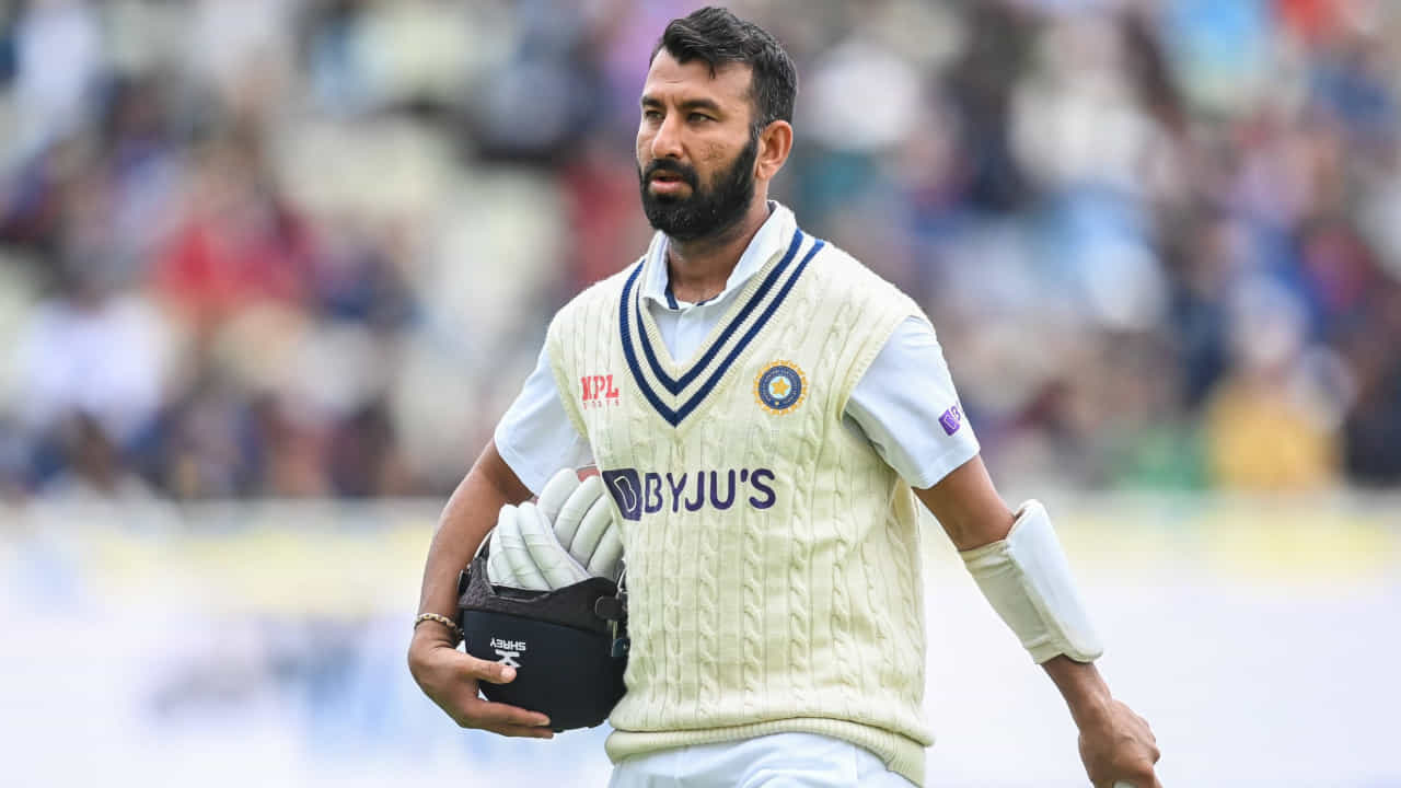 ಚೇತೇಶ್ವರ ಪೂಜಾರ ಆಗಸ್ಟ್ 24 ರಂದು ಎಲ್ಲಾ ಮಾದರಿಯ ಕ್ರಿಕೆಟ್ನಿಂದ ನಿವೃತ್ತಿ ಘೋಷಿಸಿದರು. ಬಹಳ ಸಮಯದಿಂದ ಭಾರತ ತಂಡದಿಂದ ಹೊರಗಿದ್ದ ಪೂಜಾರ ಇದೀಗ ಈ ಆಟಕ್ಕೆ ವಿದಾಯ ಹೇಳಿದ್ದಾರೆ. 37 ವರ್ಷದ ಪೂಜಾರ ಭಾರತದ ಪರ 103 ಟೆಸ್ಟ್ ಪಂದ್ಯಗಳು ಮತ್ತು 5 ಏಕದಿನ ಪಂದ್ಯಗಳನ್ನು ಆಡಿದ್ದಾರೆ. ಟೆಸ್ಟ್ ಕ್ರಿಕೆಟ್ನಲ್ಲಿ, ಪೂಜಾರ 43.60 ರ ಸರಾಸರಿಯಲ್ಲಿ 7195 ರನ್ ಗಳಿಸಿದ್ದು, ಇದರಲ್ಲಿ 19 ಶತಕಗಳು ಮತ್ತು 35 ಅರ್ಧಶತಕಗಳು ಸೇರಿವೆ. ಅದೇ ಸಮಯದಲ್ಲಿ, ಅವರು ಏಕದಿನ ಪಂದ್ಯಗಳಲ್ಲಿ 51 ರನ್ಗಳನ್ನು ಗಳಿಸಿದ್ದಾರೆ.