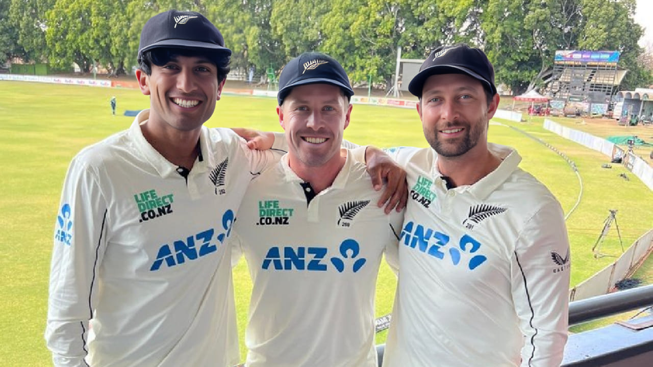 ಝಿಂಬಾಬ್ವೆ ವಿರುದ್ಧದ 2ನೇ ಟೆಸ್ಟ್ ಪಂದ್ಯದಲ್ಲಿ ಭರ್ಜರಿ ಬ್ಯಾಟಿಂಗ್ ಪ್ರದರ್ಶಿಸಿ ರಚಿನ್ ರವೀಂದ್ರ, ಡೆವೊನ್ ಕಾನ್ವೆ ಹಾಗೂ ಹೆನ್ರಿ ನಿಕೋಲ್ಸ್ ವಿಶೇಷ ವಿಶ್ವ ದಾಖಲೆ ನಿರ್ಮಿಸಿದ್ದಾರೆ. ಅದು ಕೂಡ ಈ ಹಿಂದೆ ಕೇವಲ 6 ಬ್ಯಾಟರ್​ಗಳು ಮಾತ್ರ ನಿರ್ಮಿಸಿದ್ದ ವರ್ಲ್ಡ್​ ರೆಕಾರ್ಡ್ ಅನ್ನು ಸರಿಗಟ್ಟುವ ಮೂಲಕ. ಅಂದರೆ ಟೆಸ್ಟ್ ಕ್ರಿಕೆಟ್ ಇತಿಹಾಸದಲ್ಲಿ ಕೇವಲ 3 ಇನಿಂಗ್ಸ್​ನಲ್ಲಿ ಮಾತ್ರ ಮೂವರು ಬ್ಯಾಟರ್​ಗಳು 150+ ರನ್​ ಗಳಿಸಿದ್ದಾರೆ.