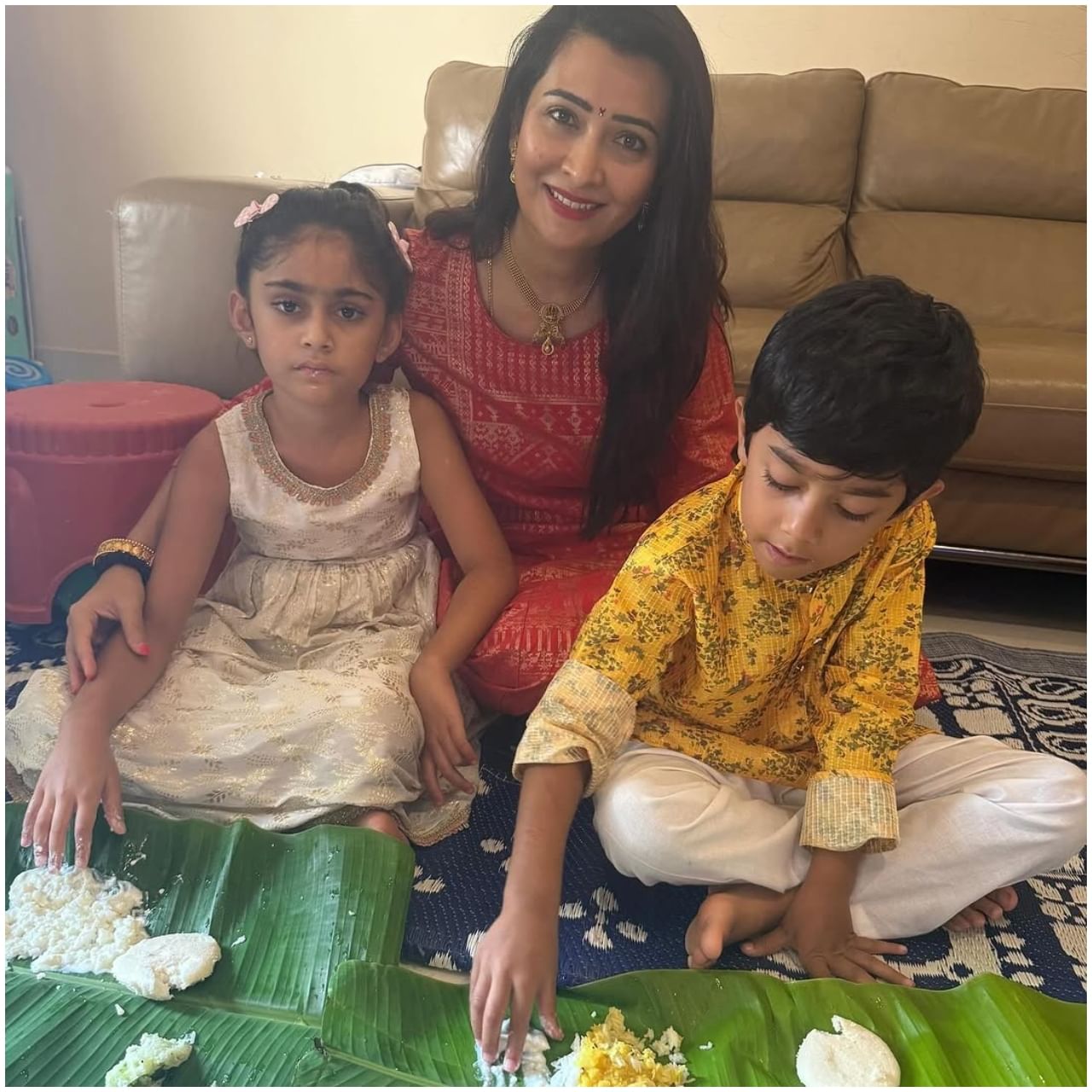 ಹಬ್ಬದ ಪ್ರಯುಕ್ತ ರಾಧಿಕಾ ಪಂಡಿತ್ ಅವರ ಮನೆಯಲ್ಲಿ ಹಲವು ಬಗೆಯ ವಿಶೇಷ ಅಡುಗೆ ಮಾಡಲಾಗಿದೆ. ಎಲ್ಲವನ್ನೂ ಸವಿದು ಅವರು ಎಂಜಾಯ್ ಮಾಡಿದ್ದಾರೆ. ತಮ್ಮ ಅಭಿಮಾನಿಗಳಿಗೆ ಹಬ್ಬದ ವಿಶ್ ಮಾಡಿದ್ದಾರೆ.