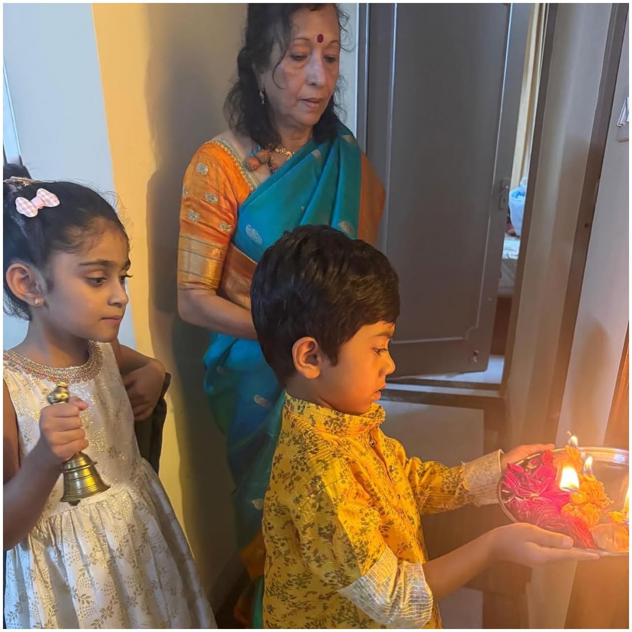 ರಾಧಿಕಾ ಪಂಡಿತ್ ಎಲ್ಲ ಹಬ್ಬಗಳನ್ನು ಖುಷಿಯಿಂದ ಆಚರಣೆ ಮಾಡುತ್ತಾರೆ. ಅಲ್ಲದೇ ಫೋಟೋಗಳನ್ನು ಹಂಚಿಕೊಳ್ಳುವ ಮೂಲಕ ಅಭಿಮಾನಿಗಳಿಗೆ ಎಲ್ಲ ಅಪ್ಡೇಟ್ ನೀಡುತ್ತಾರೆ. ಈ ಬಾರಿಯೂ ಅದು ಮುಂದುವರಿದಿದೆ.