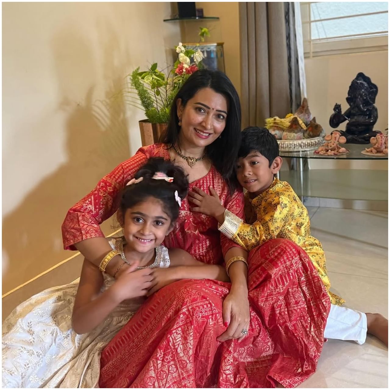 ಗೌರಿ ಗಣೇಶ ಹಬ್ಬ ಎಂದರೆ ಹೆಣ್ಮಕ್ಕಳಿಗೆ ವಿಶೇಷ ಪ್ರೀತಿ. ತವರು ಮನೆಗೆ ತೆರಳಿ ಹಬ್ಬ ಆಚರಿಸುವುದು ಎಂದರೆ ಎಲ್ಲಿಲ್ಲದ ಸಂಭ್ರಮ. ನಟಿ ರಾಧಿಕಾ ಪಂಡಿತ್ ಅವರು ಕೂಡ ಅಮ್ಮನ ಮನೆಯಲ್ಲಿ ಹಬ್ಬ ಆಚರಿಸಿದ್ದಾರೆ.